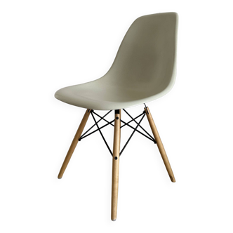 Chaise Eames DSW en fibre de verre, parchemin - érable