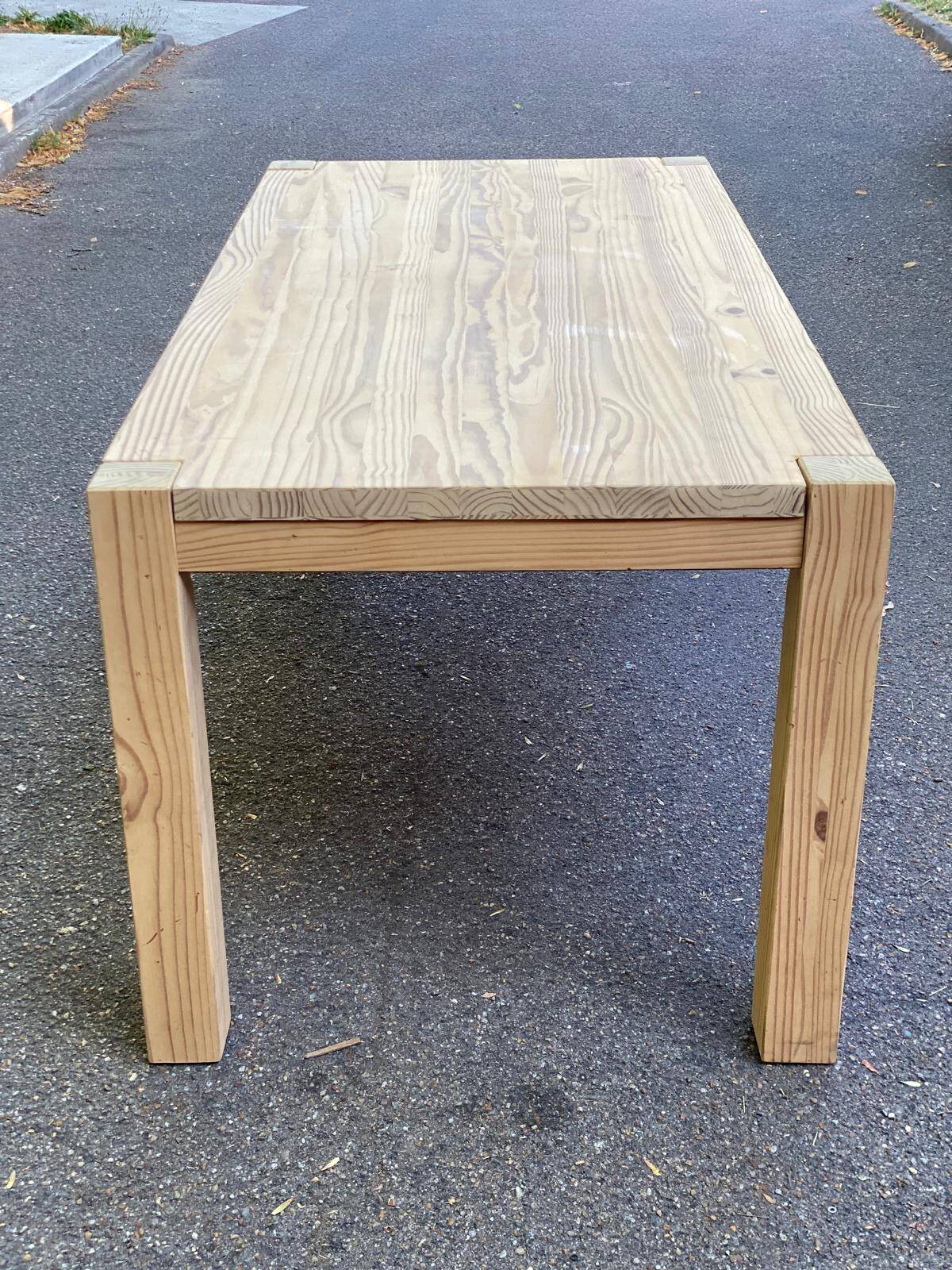 Table à manger rénovée en pin massif style scandinave brutaliste des années