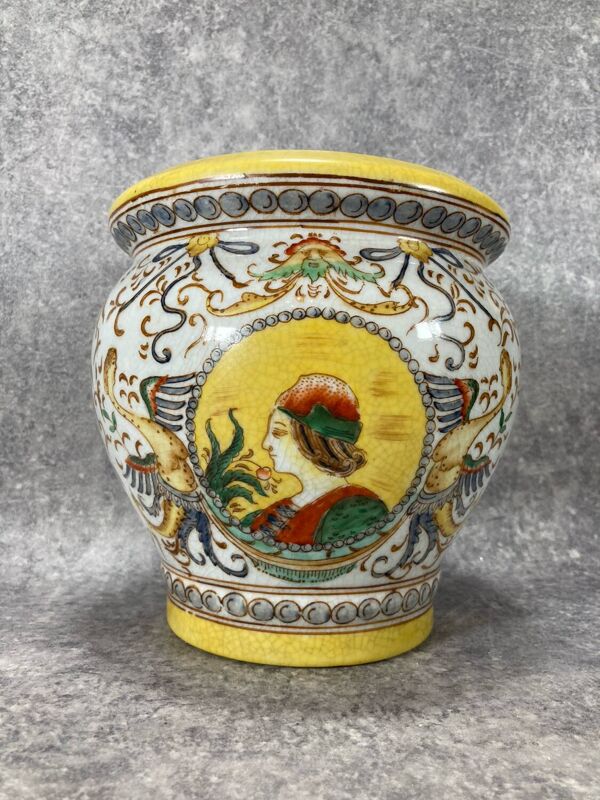 Pot / Cache-pot. Céramique Renaissance Italienne Majolique. Asiatides