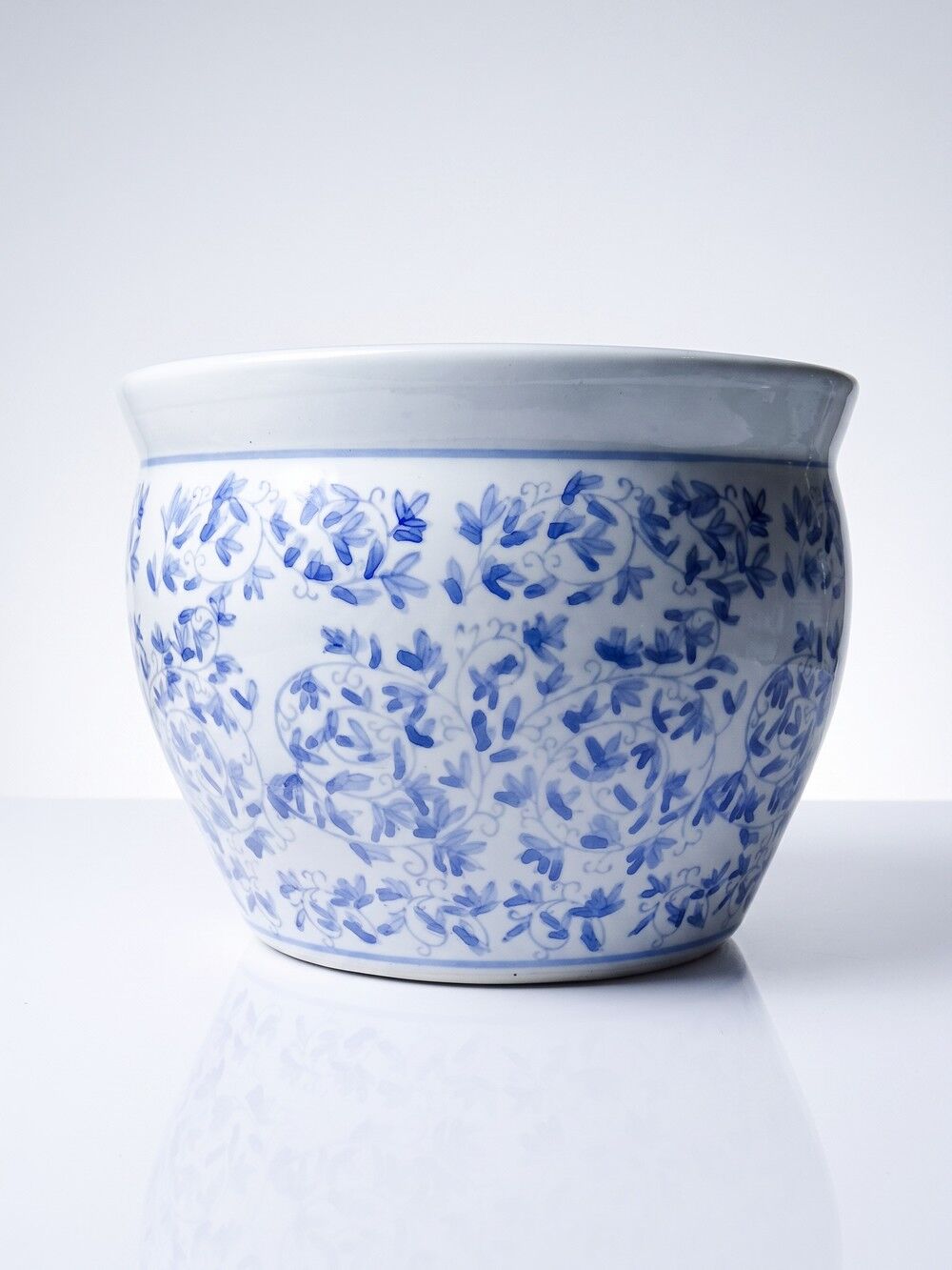 Vintage Chinese cache-pot in blue and white porcelain with a floral design.