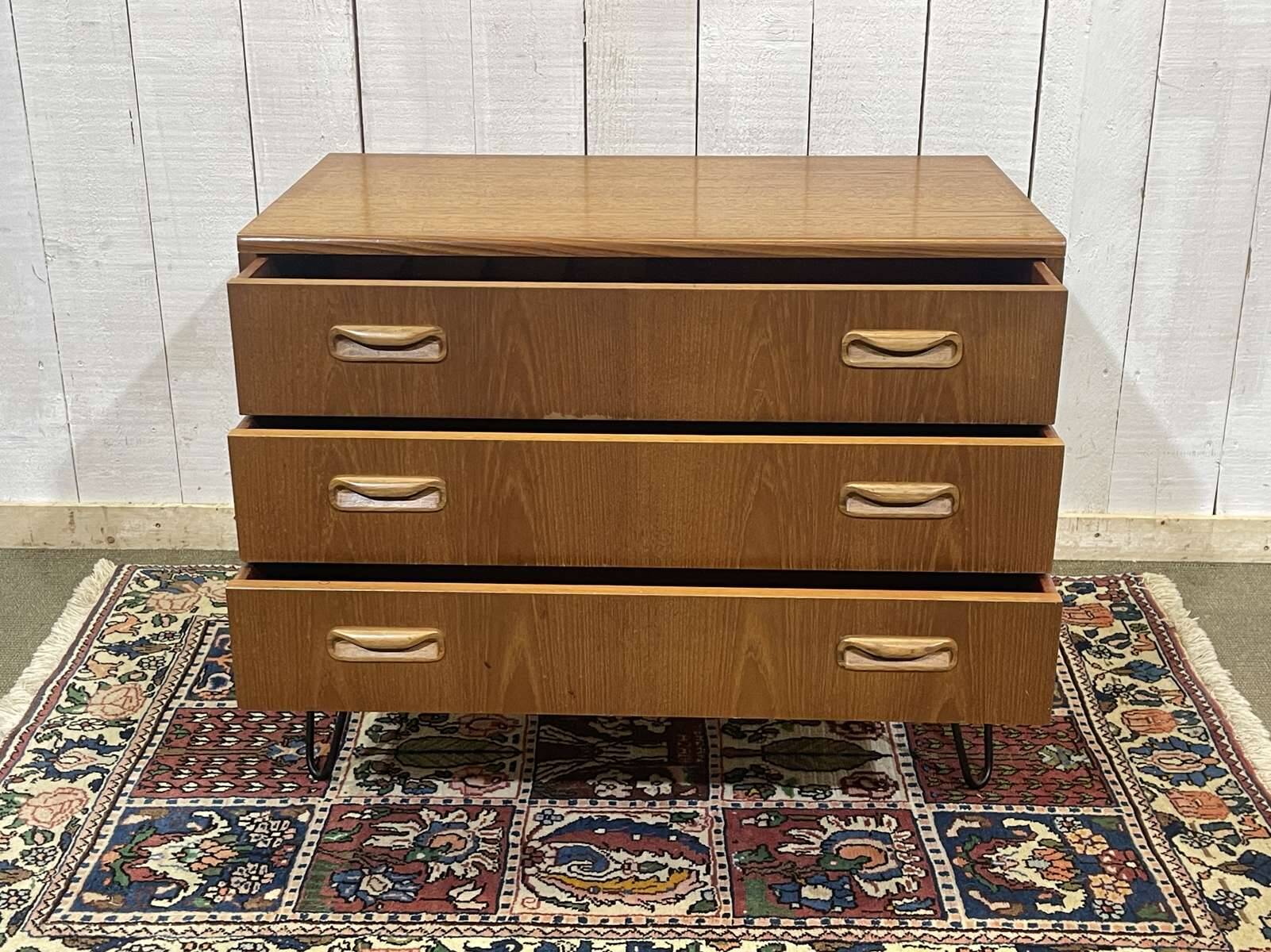 Commode 3 tiroirs GPlan en teck des années 1970 avec pieds compas