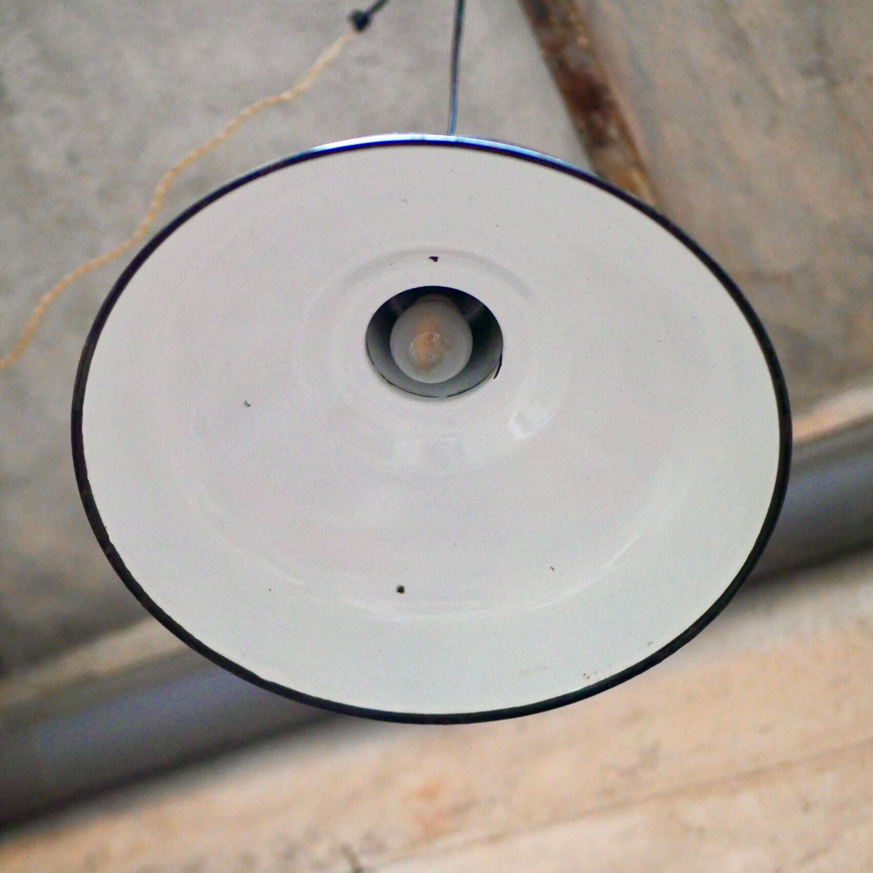 Suspension industrielle en tôle émaillée