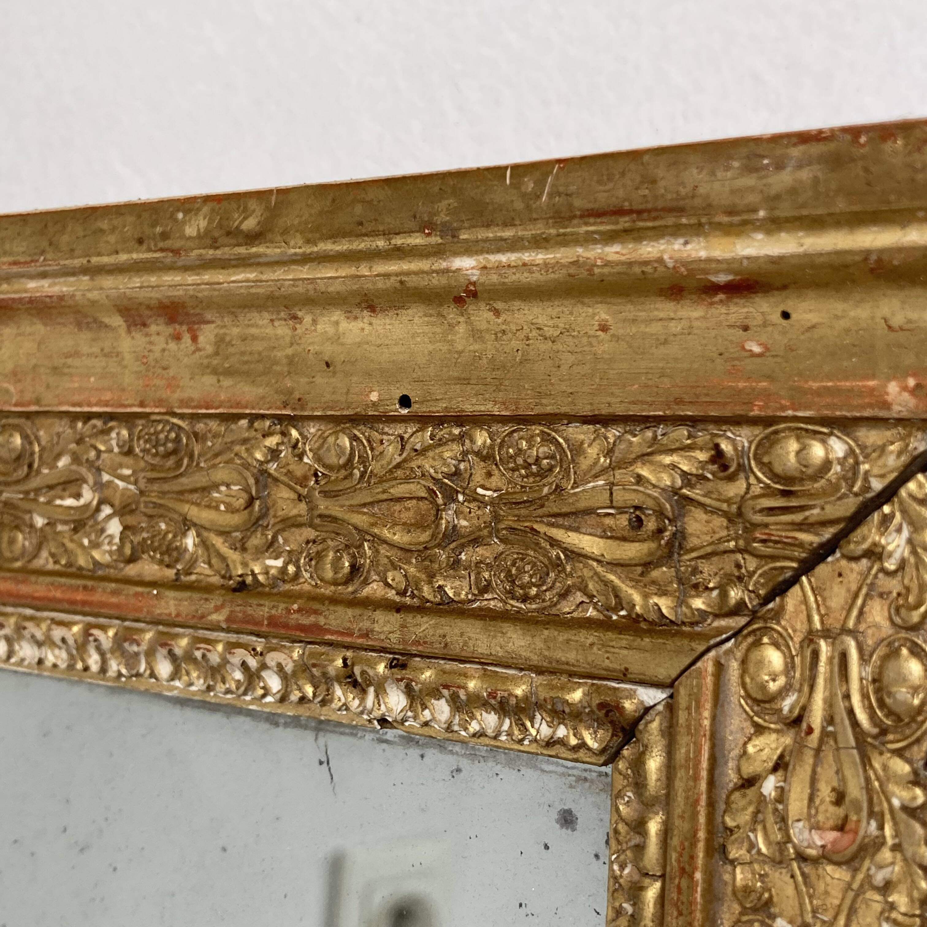 Petit miroir en bois stuqué et doré d’époque Restauration