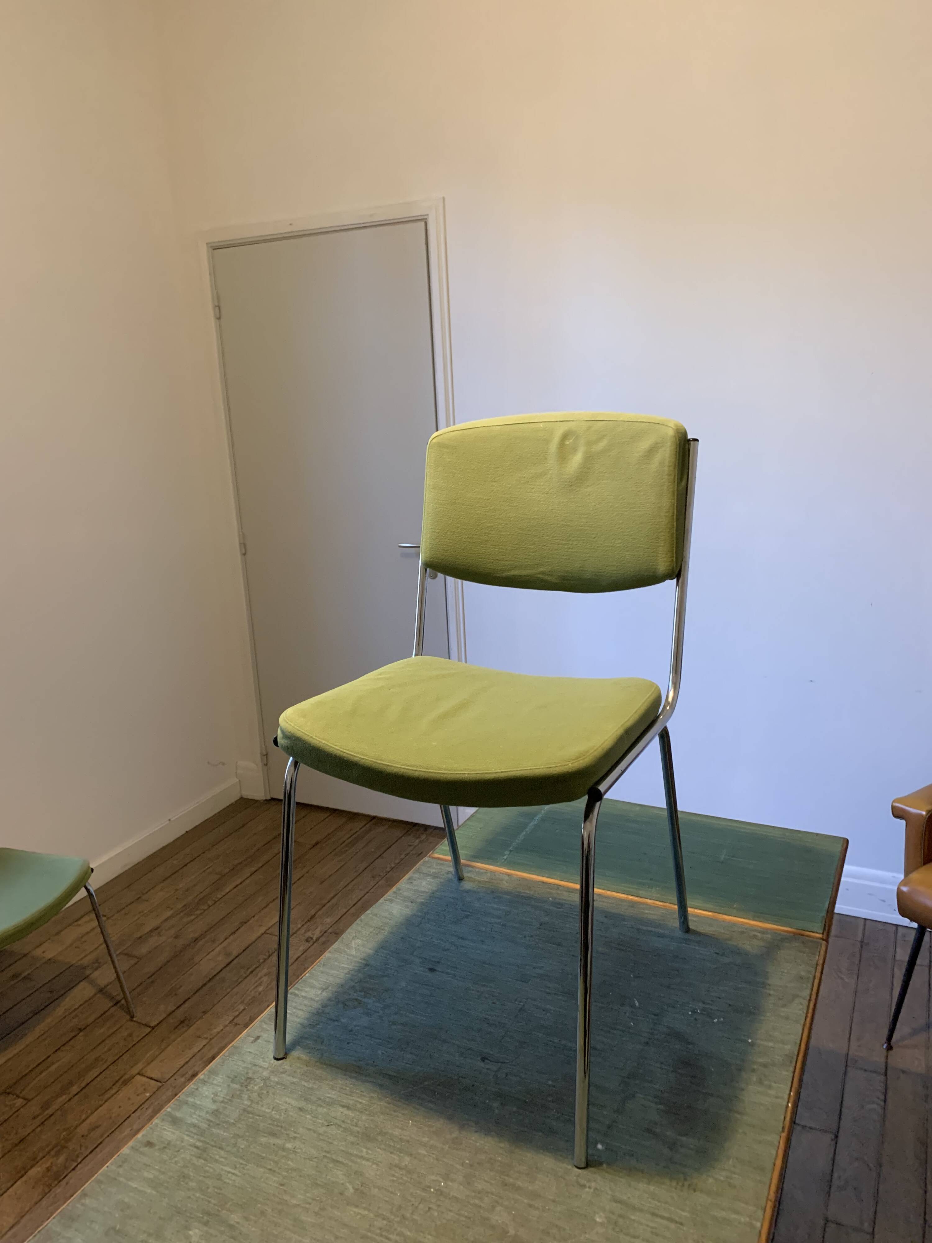 5 chaises 1 fauteuil 1970  structure chrome assise tissu vert style indus