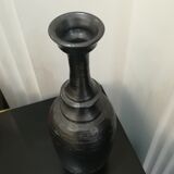 Vase en terre cuite émaillée noire, signé Jean Marais