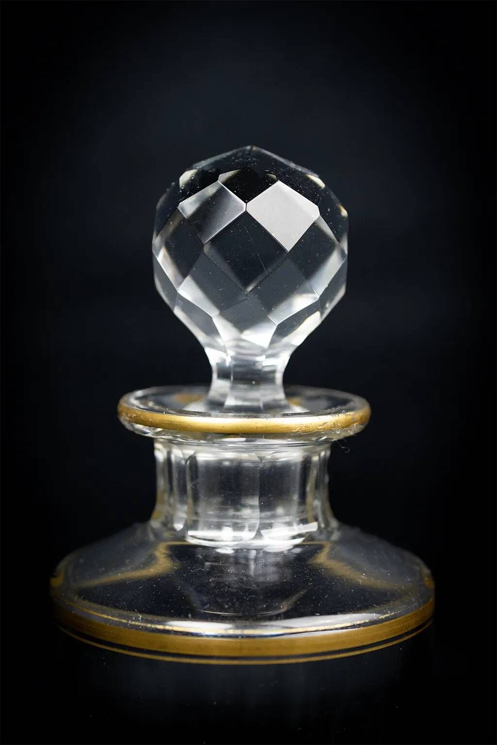 Flacon Baccarat modèle Nancy, cristal taillé et liseré doré, avant 1936