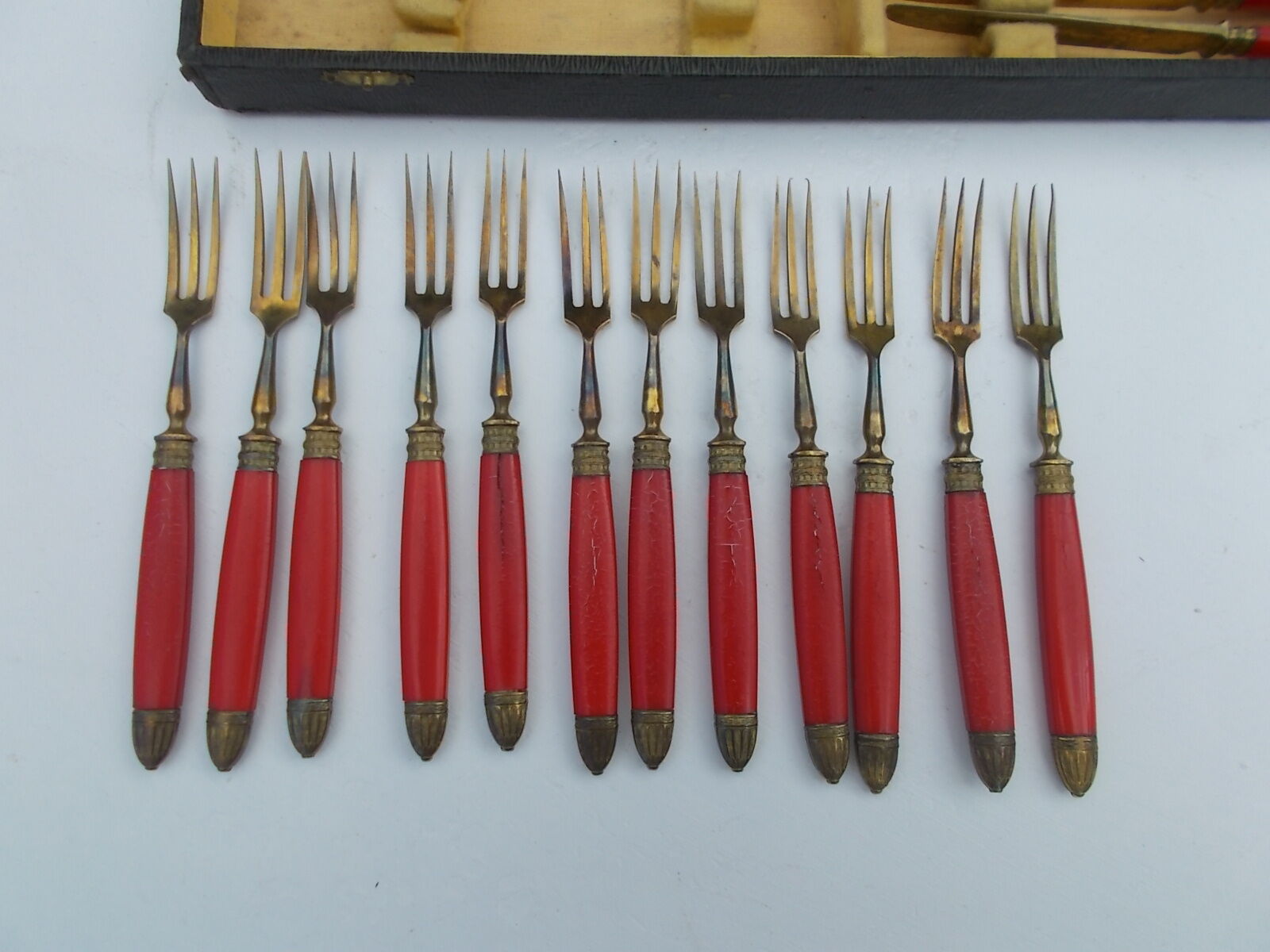 Housewife covered dessert red handle