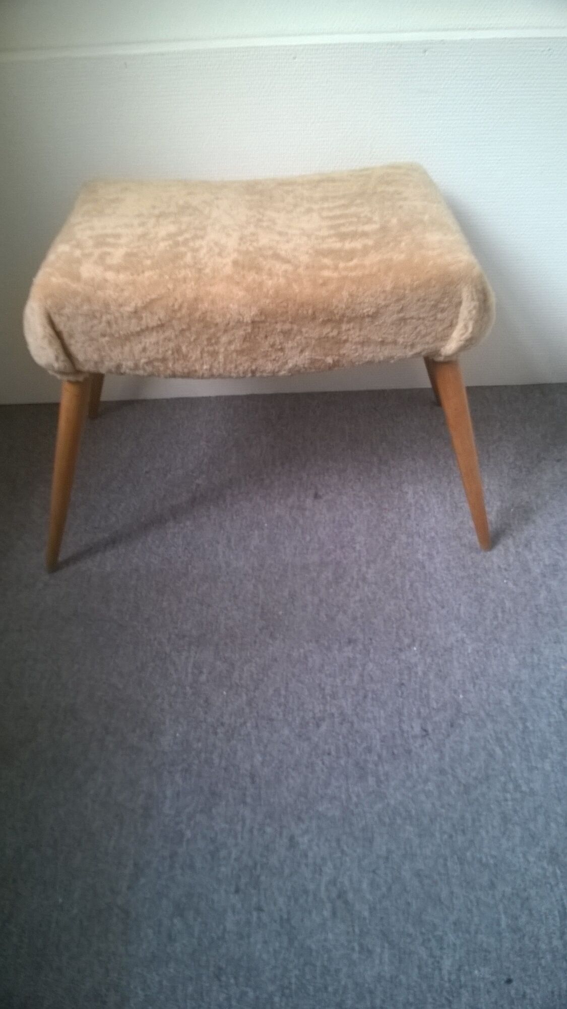 Tabouret ottoman scandinave en hêtre et peau de mouton