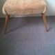 Tabouret ottoman scandinave en hêtre et peau de mouton