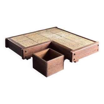 Table basse brutaliste avec pot de fleurs
