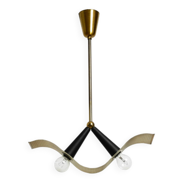 Lampe de plafond en laiton des années 50 avec un abat-jour en tôle perforée courbée.