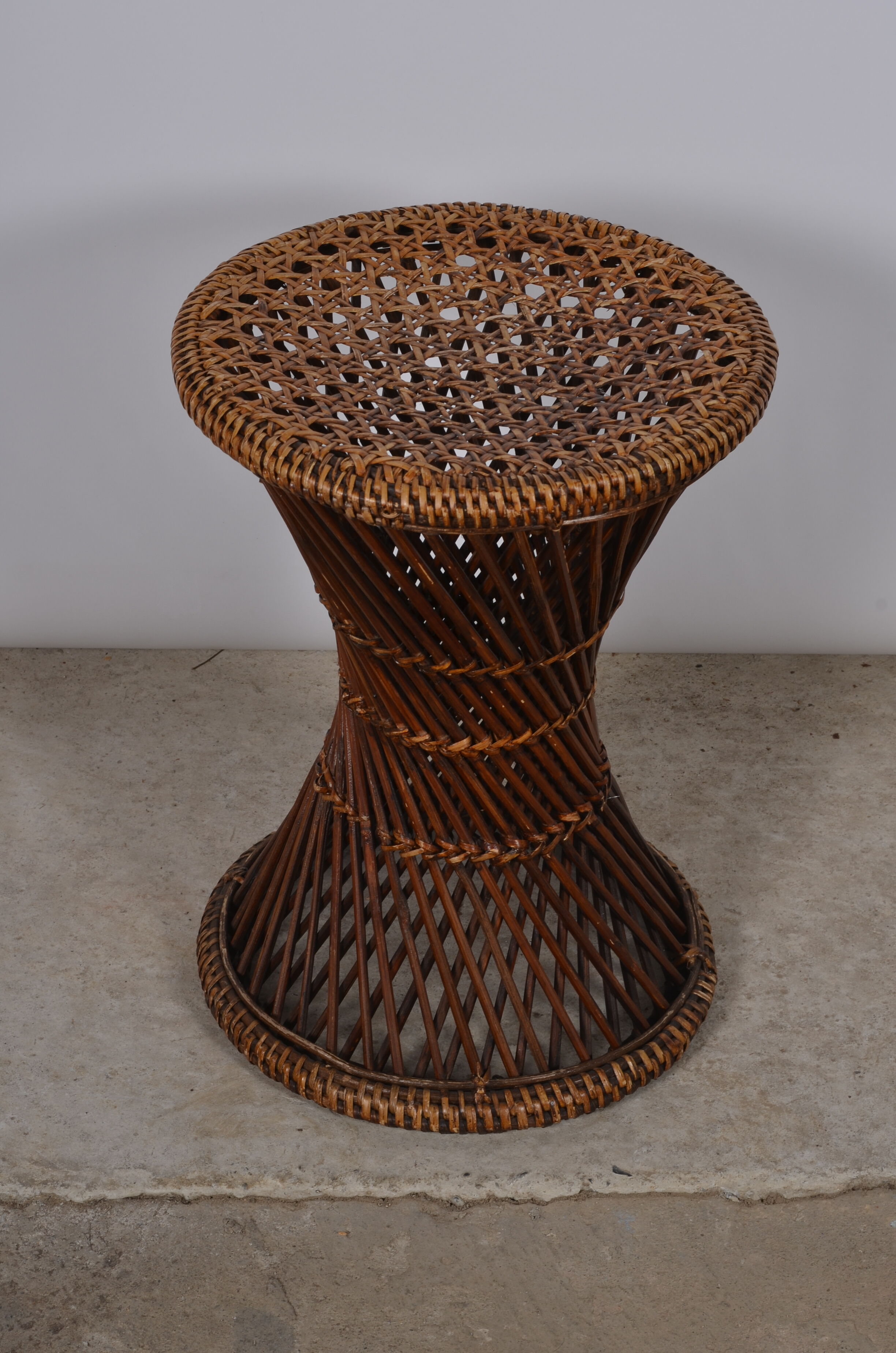Tabouret diabolo en rotin