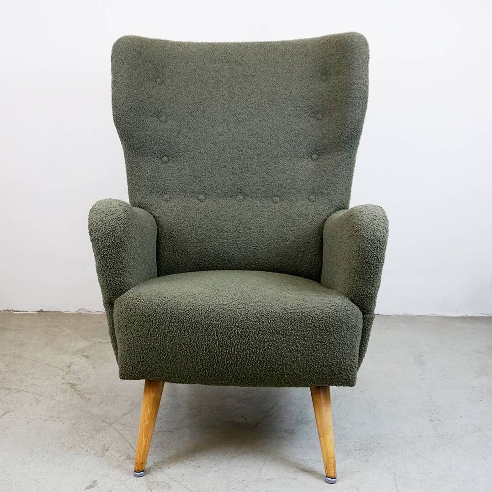 Fauteuil Wingback bouclé gris-vert, Autriche années 50