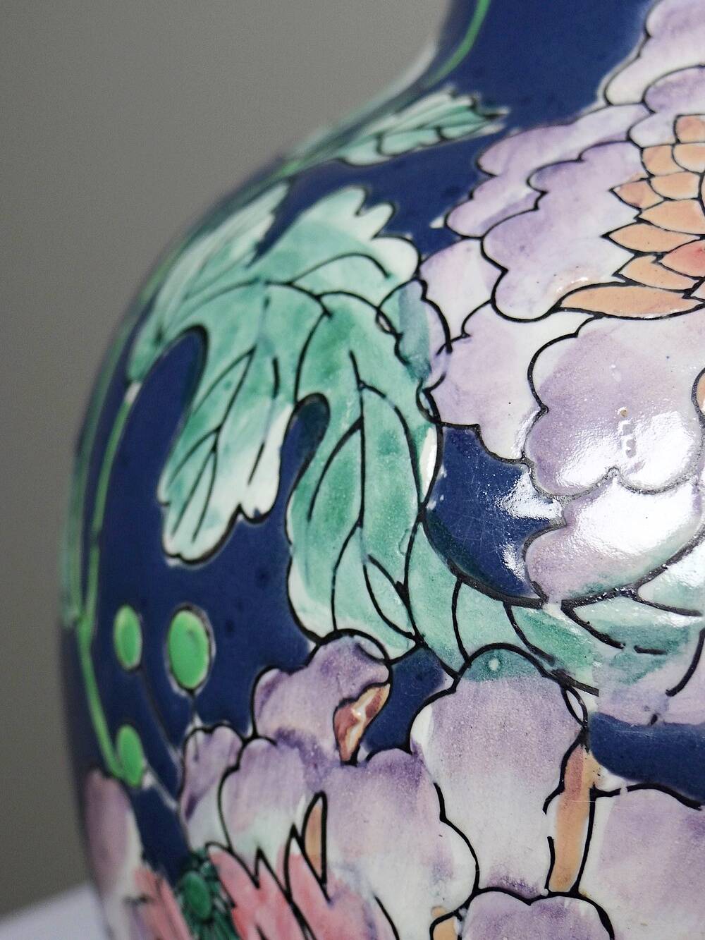 Large baluster vase in Chinese porcelain with vintage floral decoration from the 1970s-80s.