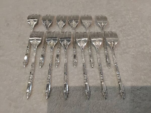 12 fourchettes à gateaux métal argenté orfèvre Ercuis manche russe