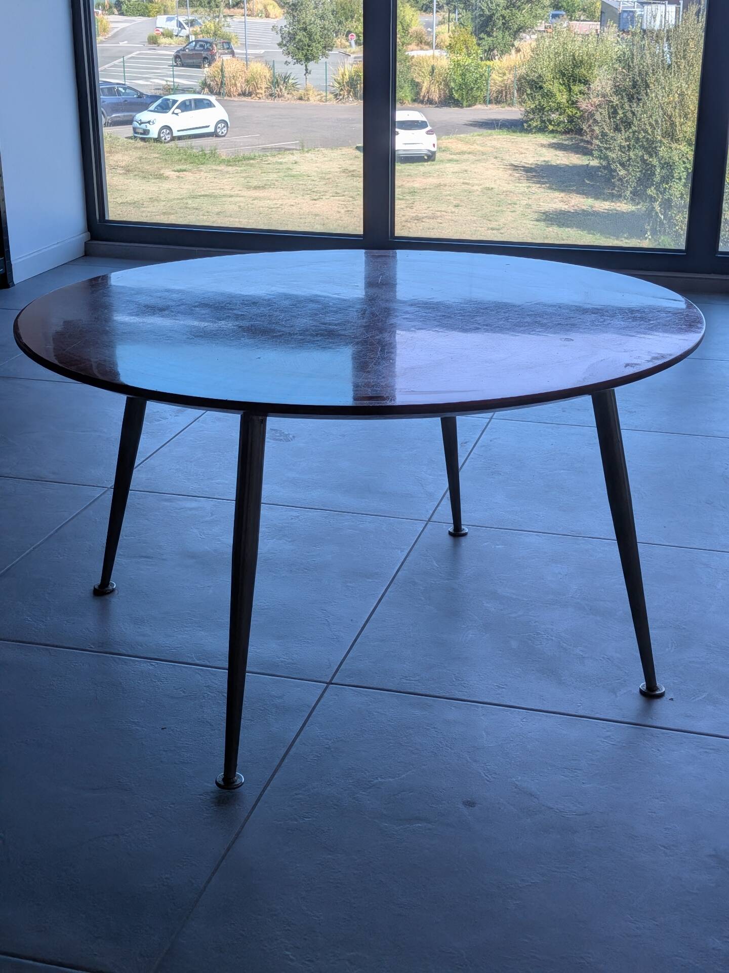 Vintage round coffee table in sun veneer – W. Germany, an