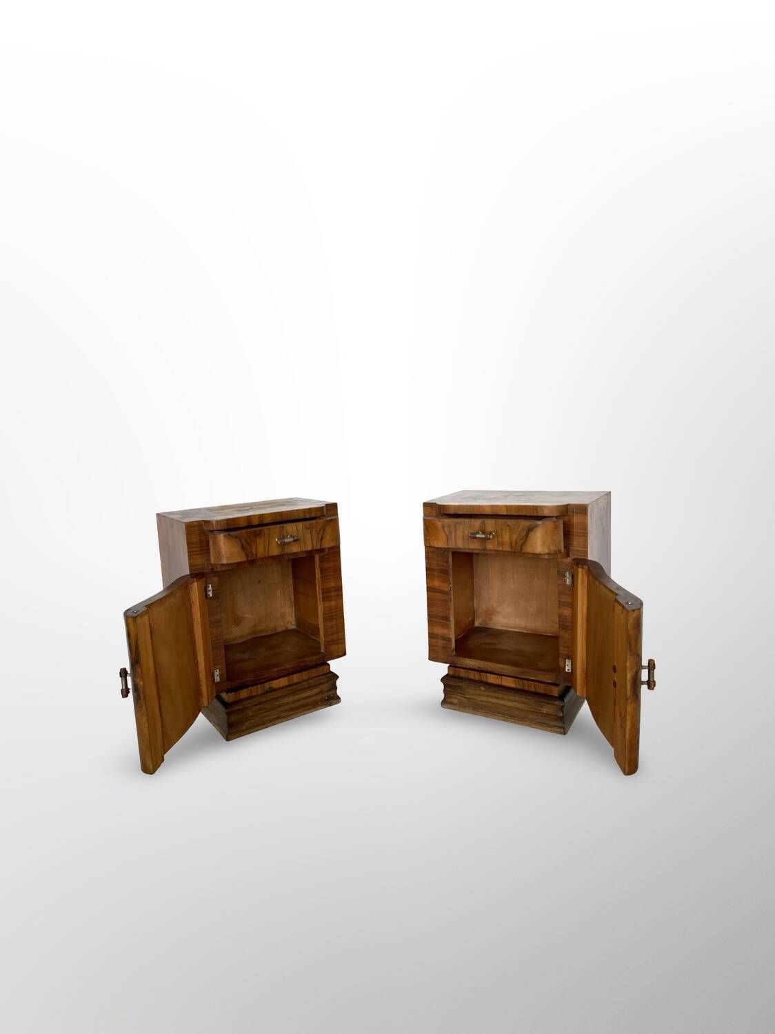 Tables de chevet Art déco italiennes en ronce de noyer, années 1930.