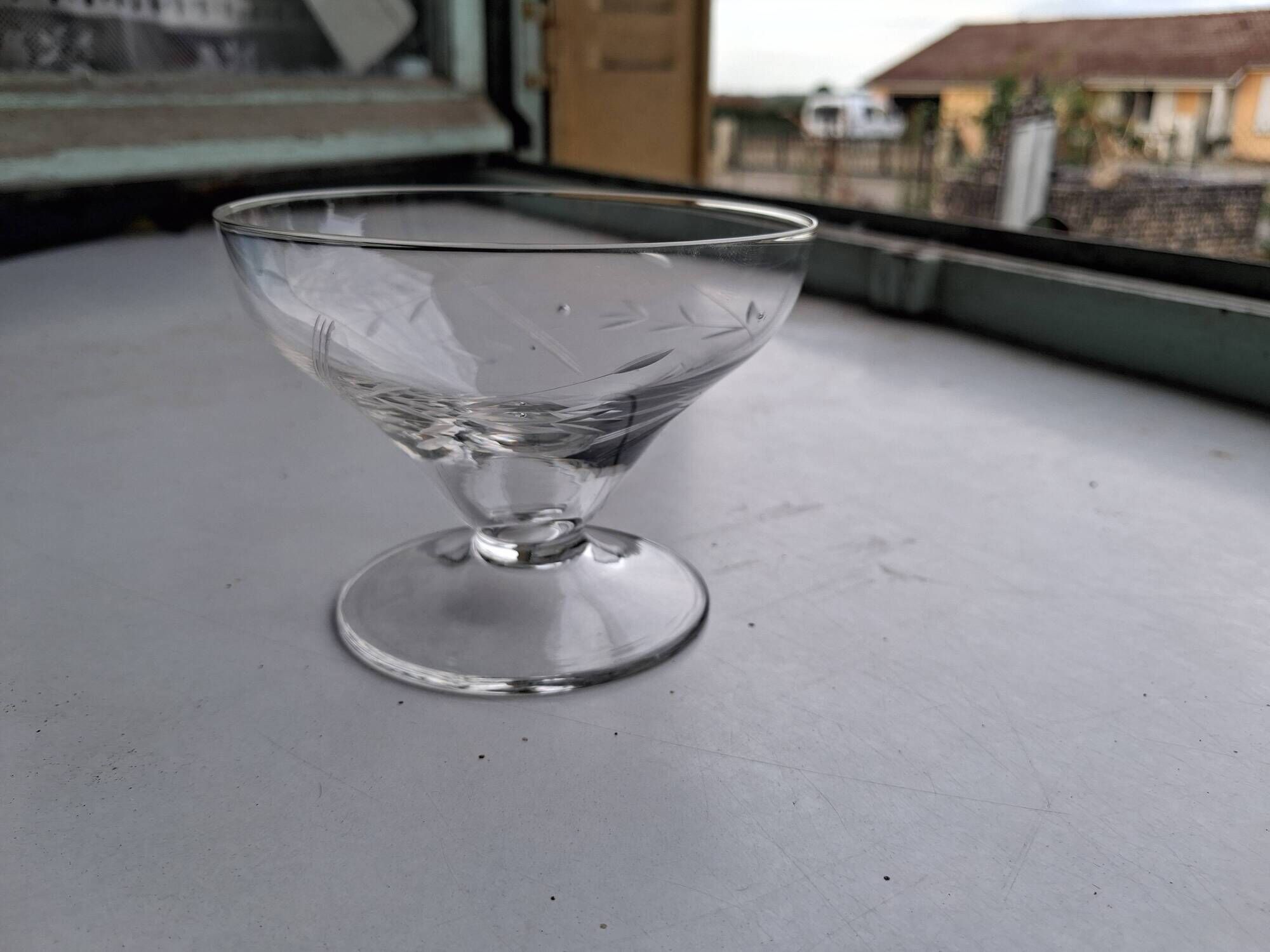 Set of engraved vintage glass.