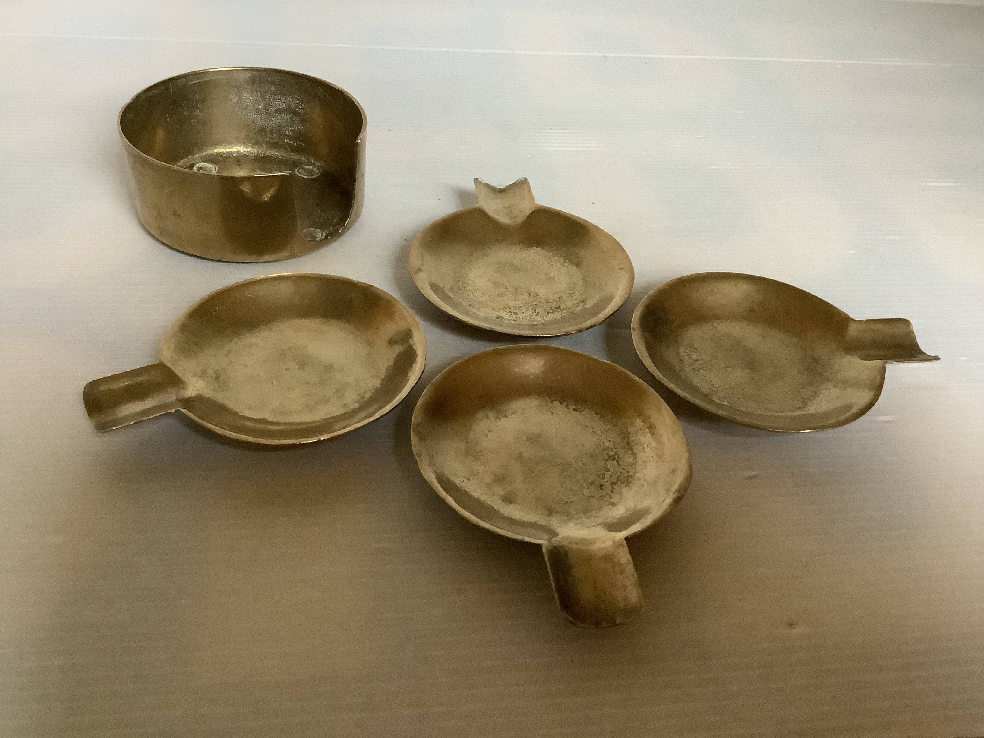 Quatre cendriers individuels en laiton