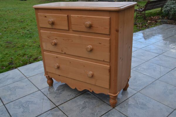 Commode ancienne en pin interior's