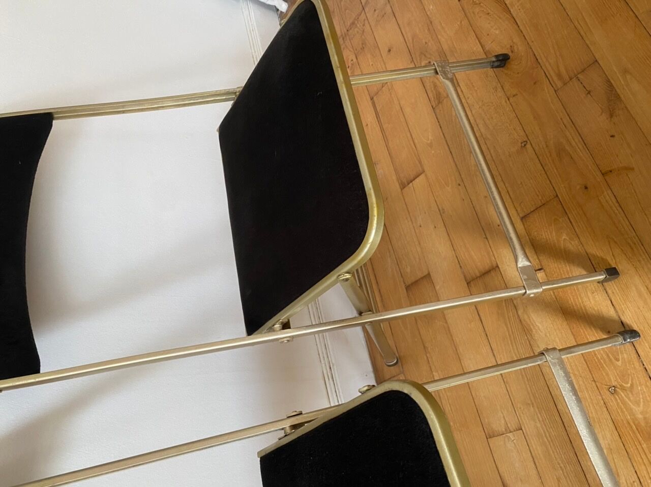 Series of 4 foldable velvet chairs