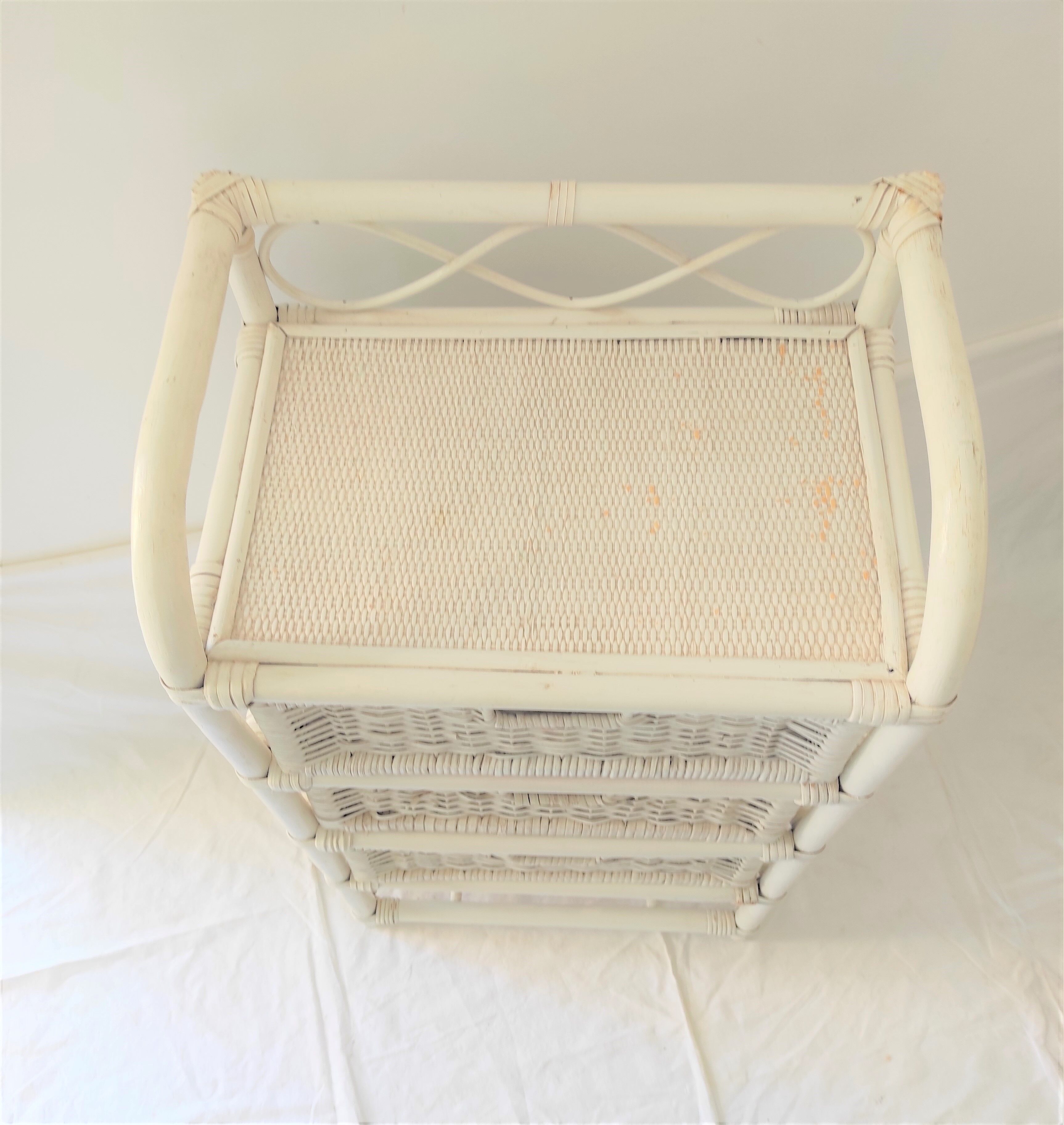 Meuble en rotin blanc