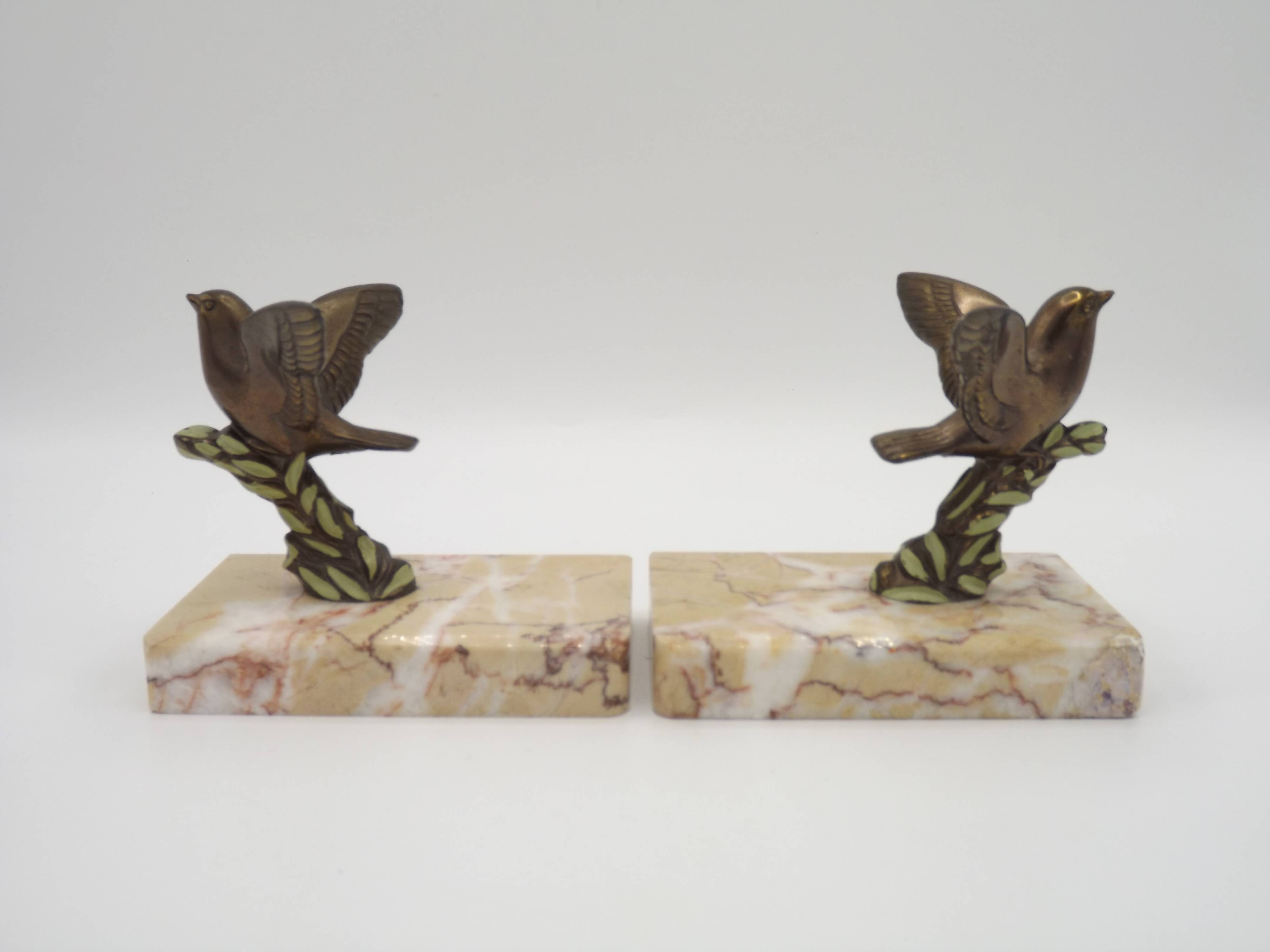 Paire de serre-livres Art déco français en étain représentant des oiseaux perchés sur une branche, socle en marbre