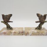 Paire de serre-livres Art déco français en étain représentant des oiseaux perchés sur une branche, socle en marbre