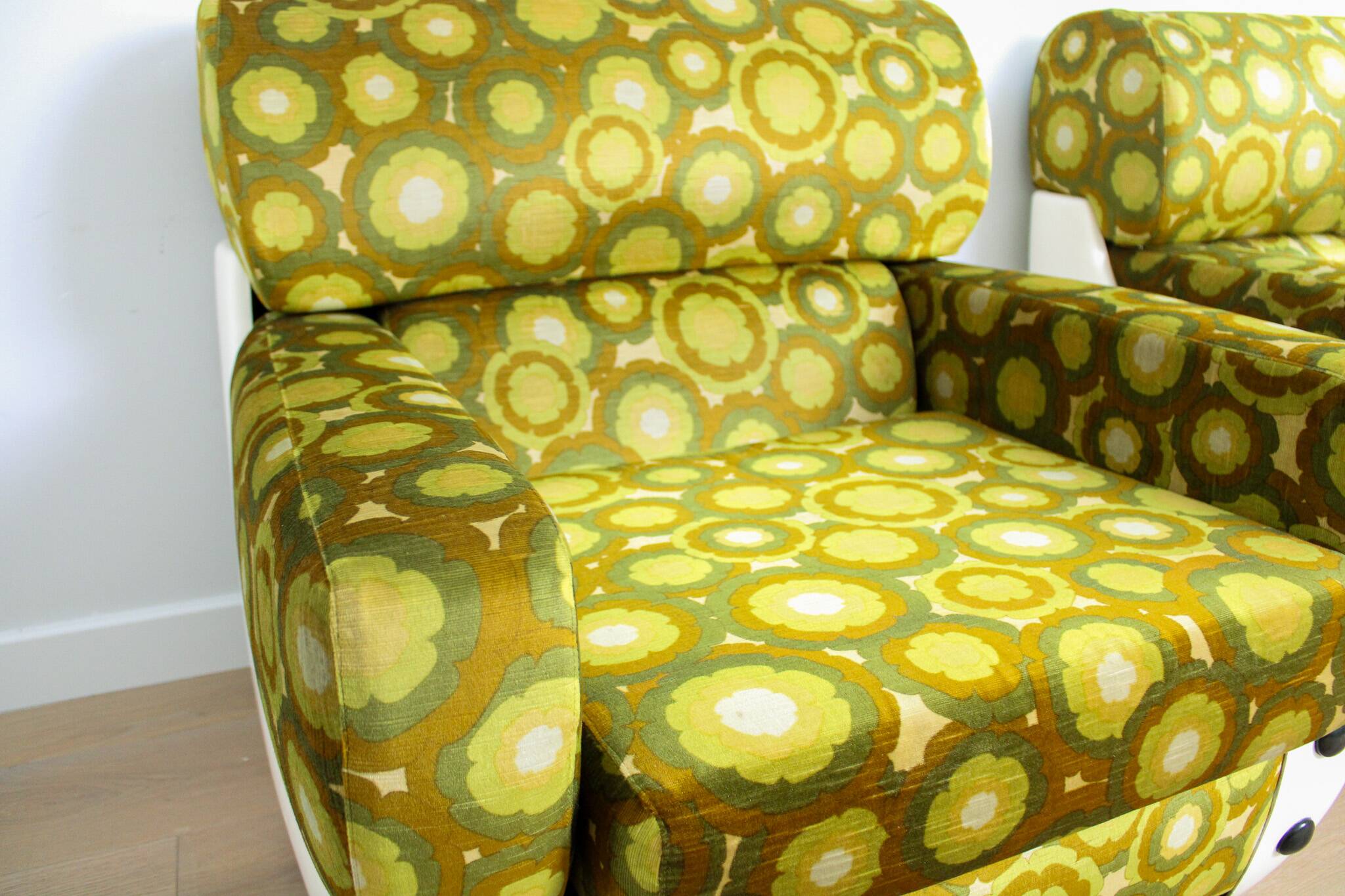 A pair of vintage mid-century modern arm chairs - Italy 1970s