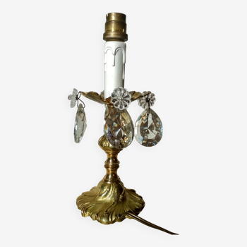 Lampe rococo , pied en bronze ciselé, fausse bougie et  pampilles pendeloques en cristal