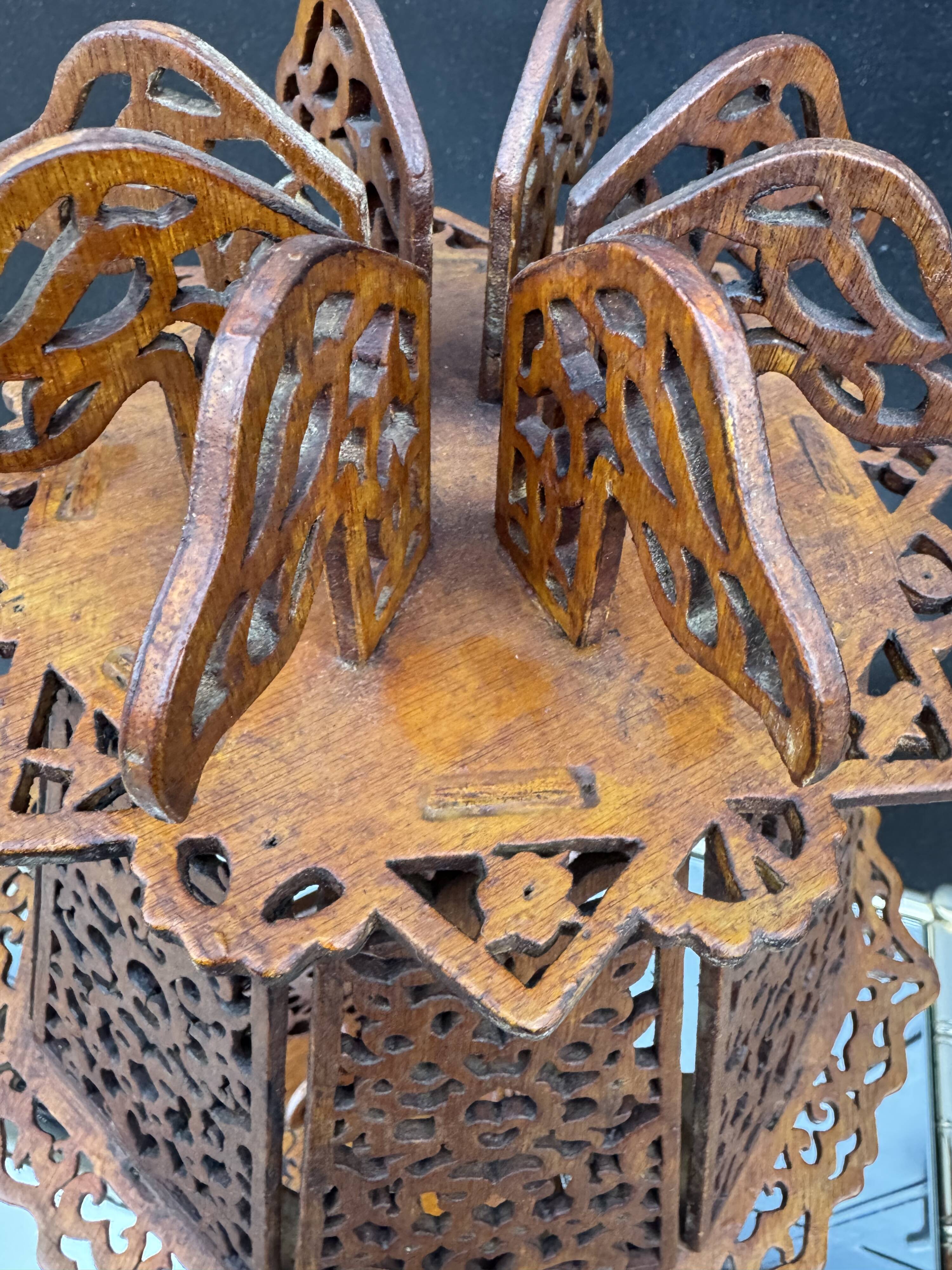 Lampe en bois ajouré de style exotique, années 60