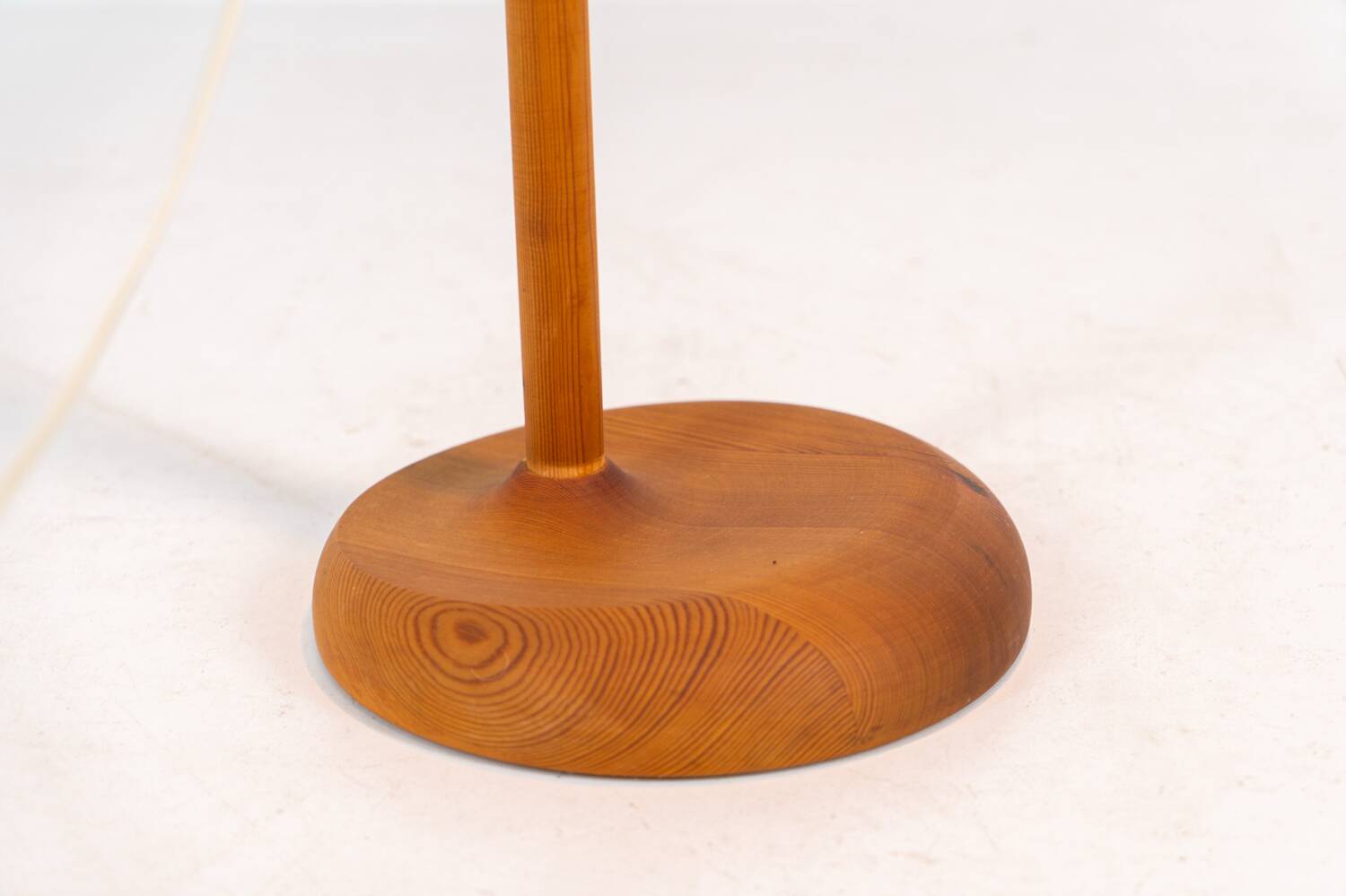 Lampadaire sculptural en pin par Hans-Agne Jakobsson pour Ellysett Markaryd (Sw