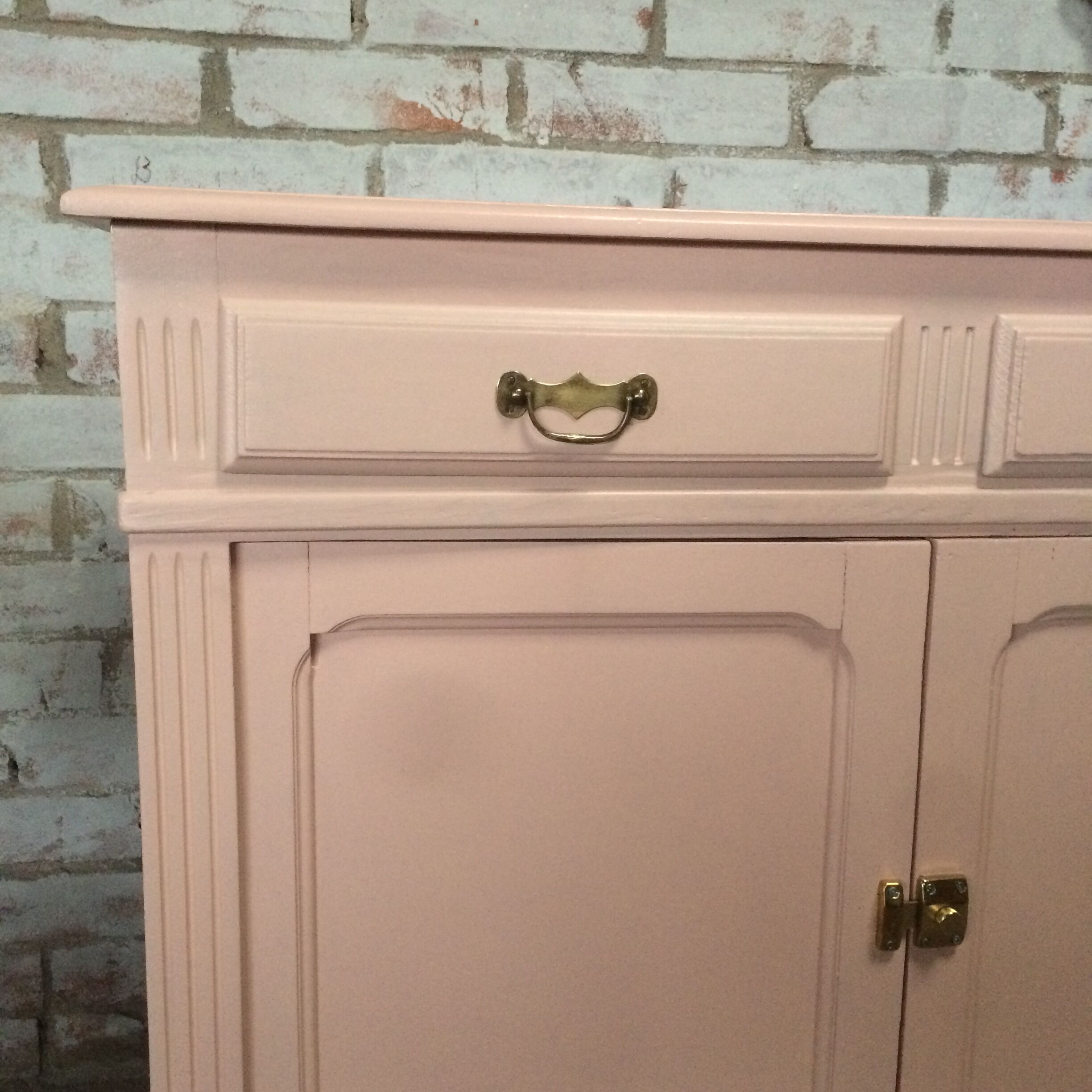 Buffet parisien vintage rose pâle