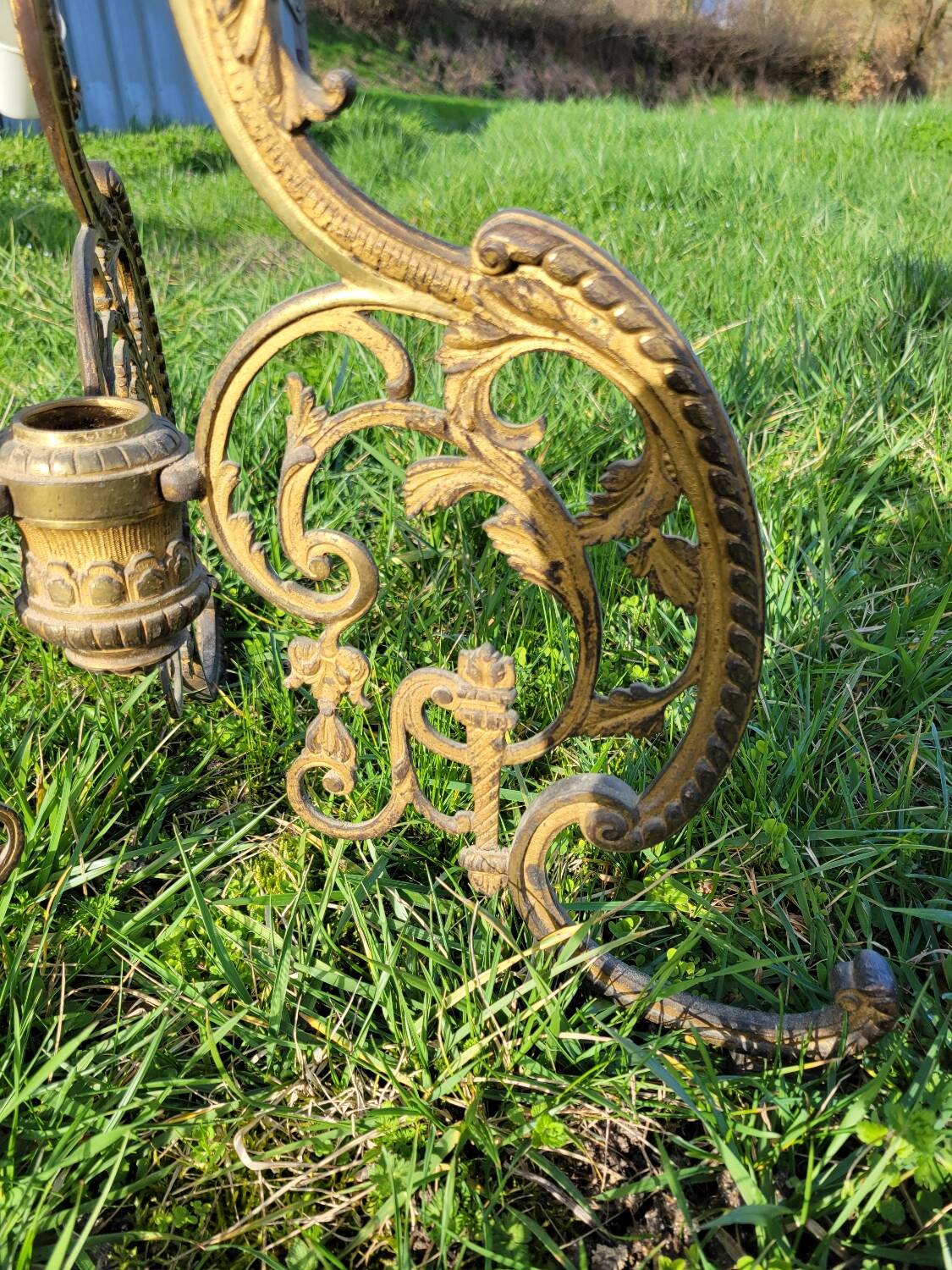 Round table in marble and gilded bronze