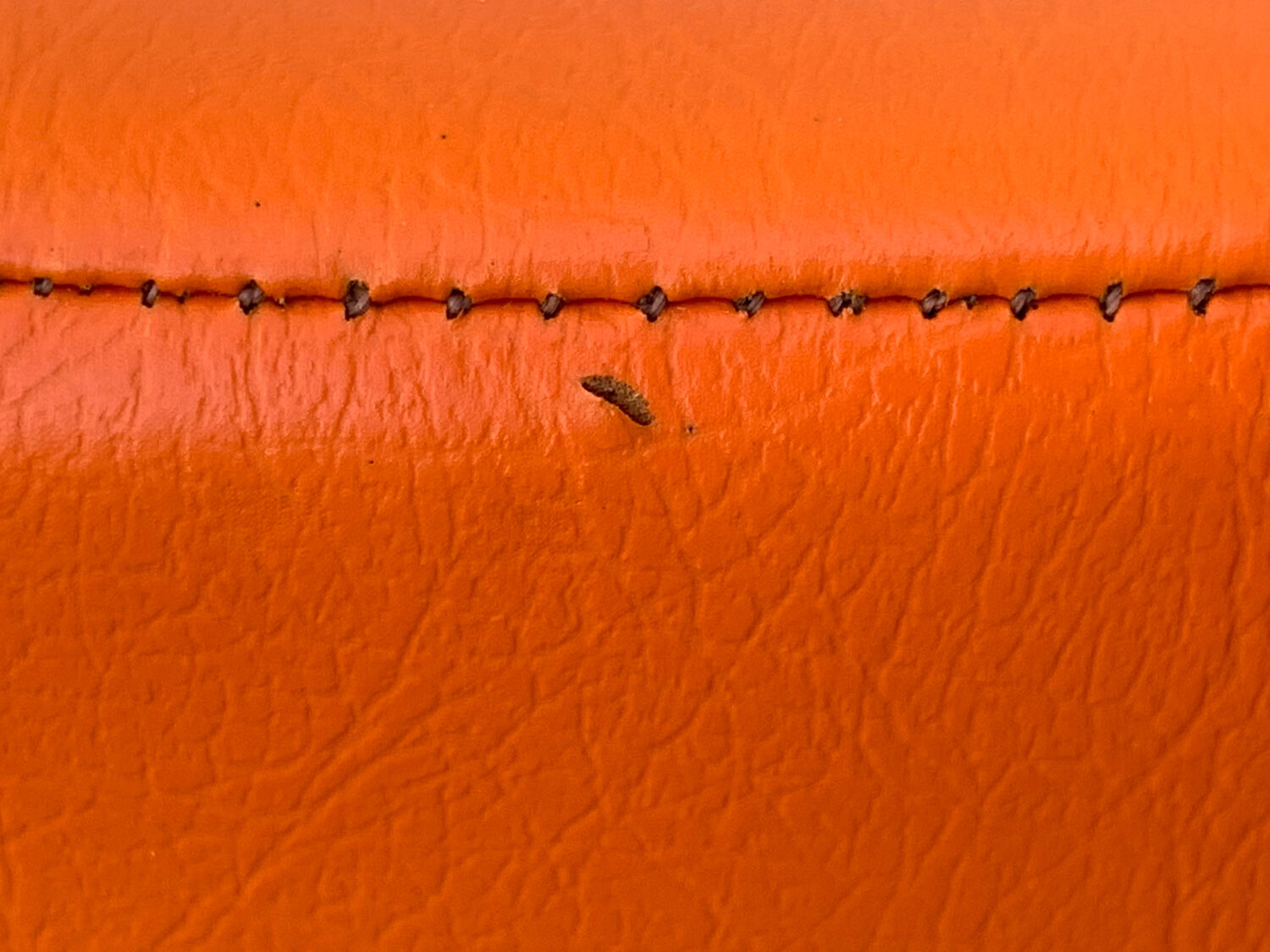 Chauffeuse vintage orange skaï et chrome 1970