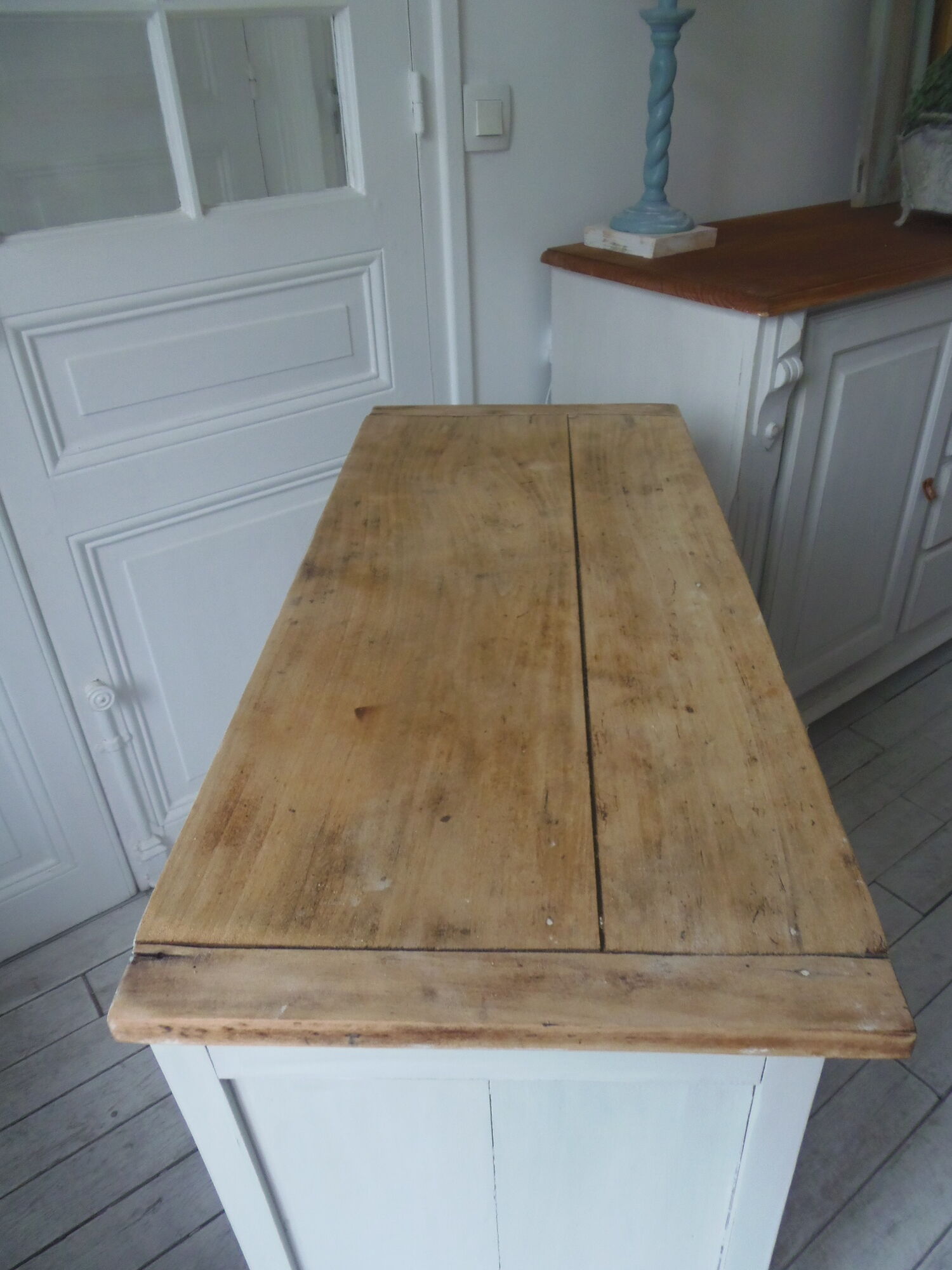 Buffet parisien vintage patiné gris perle, plateau bois.