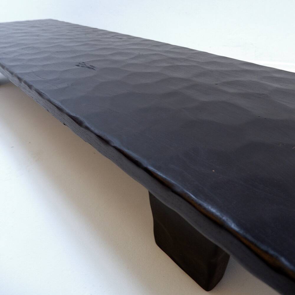 Grande table basse en bois noir martelé - 21th