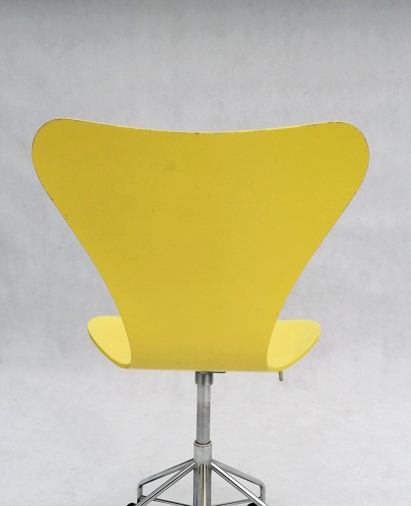 Model 3117 office swivel chair in yellow by Arne Jacobsen for Fritz Hansen, 1995