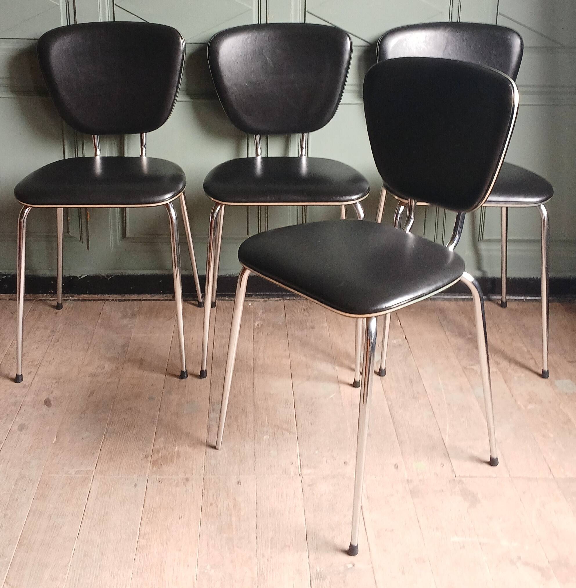 Suite de 4 chaises cuir synthétique noir & galon nacré