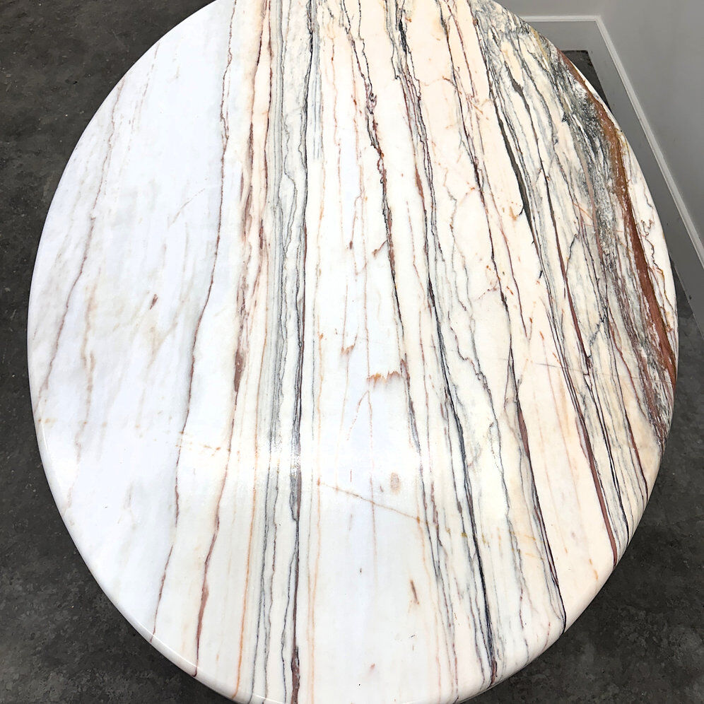 Grande table de salle à manger ovale en marbre Arabescato Rosso italien – années 1970, sculpture sur pierre