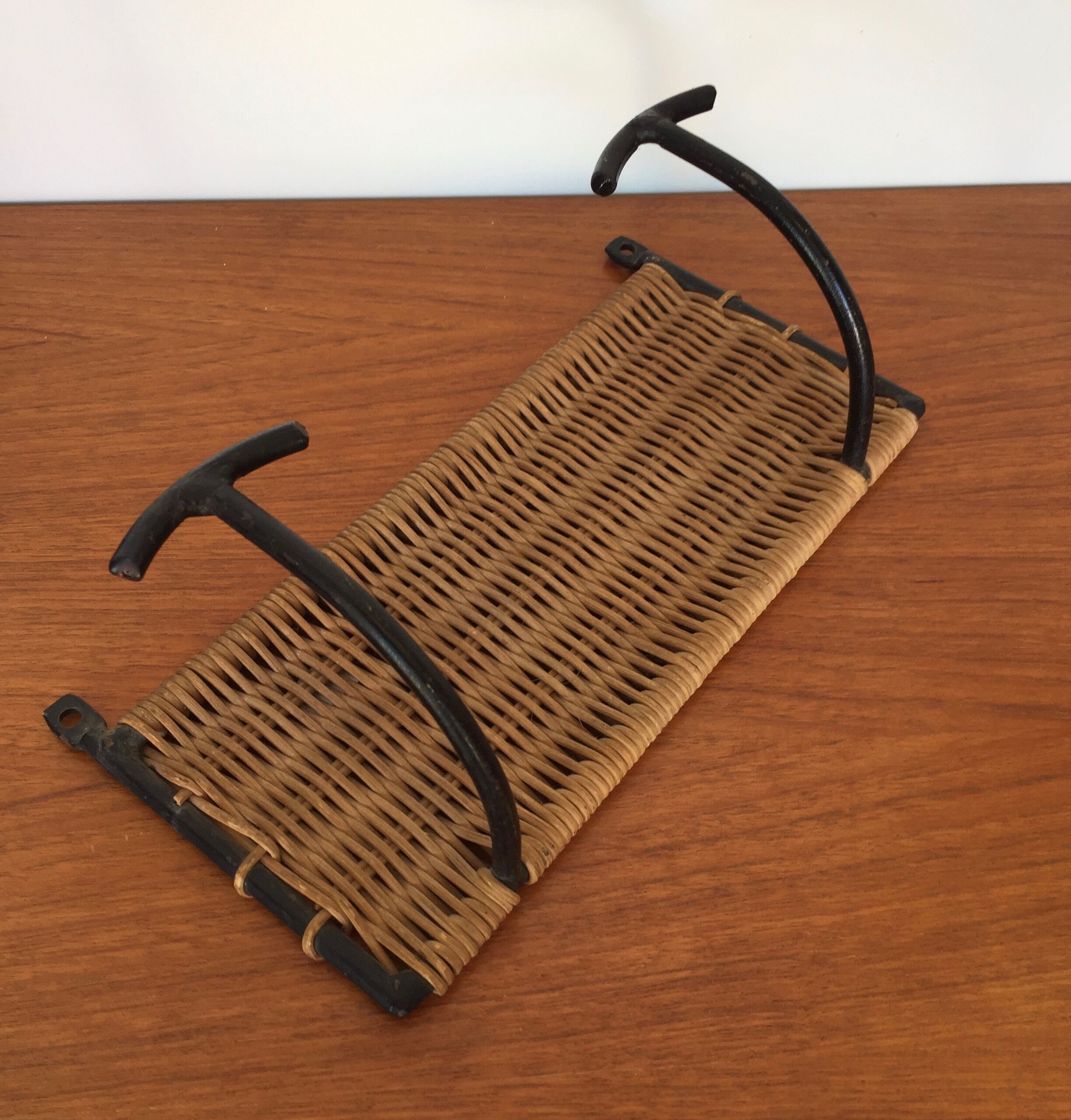 Coatrack 2 metal and wicker pads