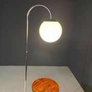 Lampe de sol Bauhaus restaurée avec table intégrée par R. Slezák