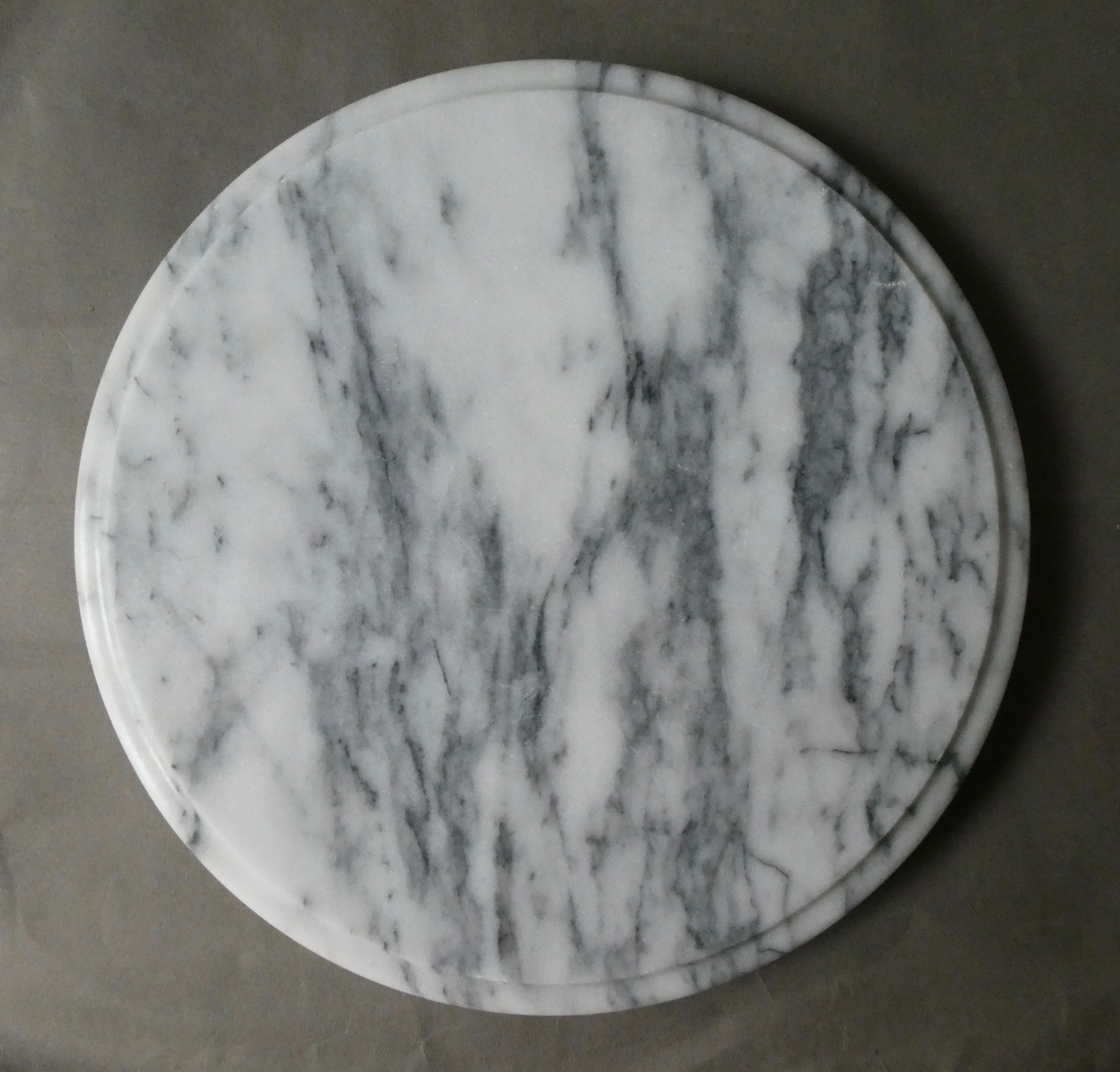 Table mat in white marble veined with grey
