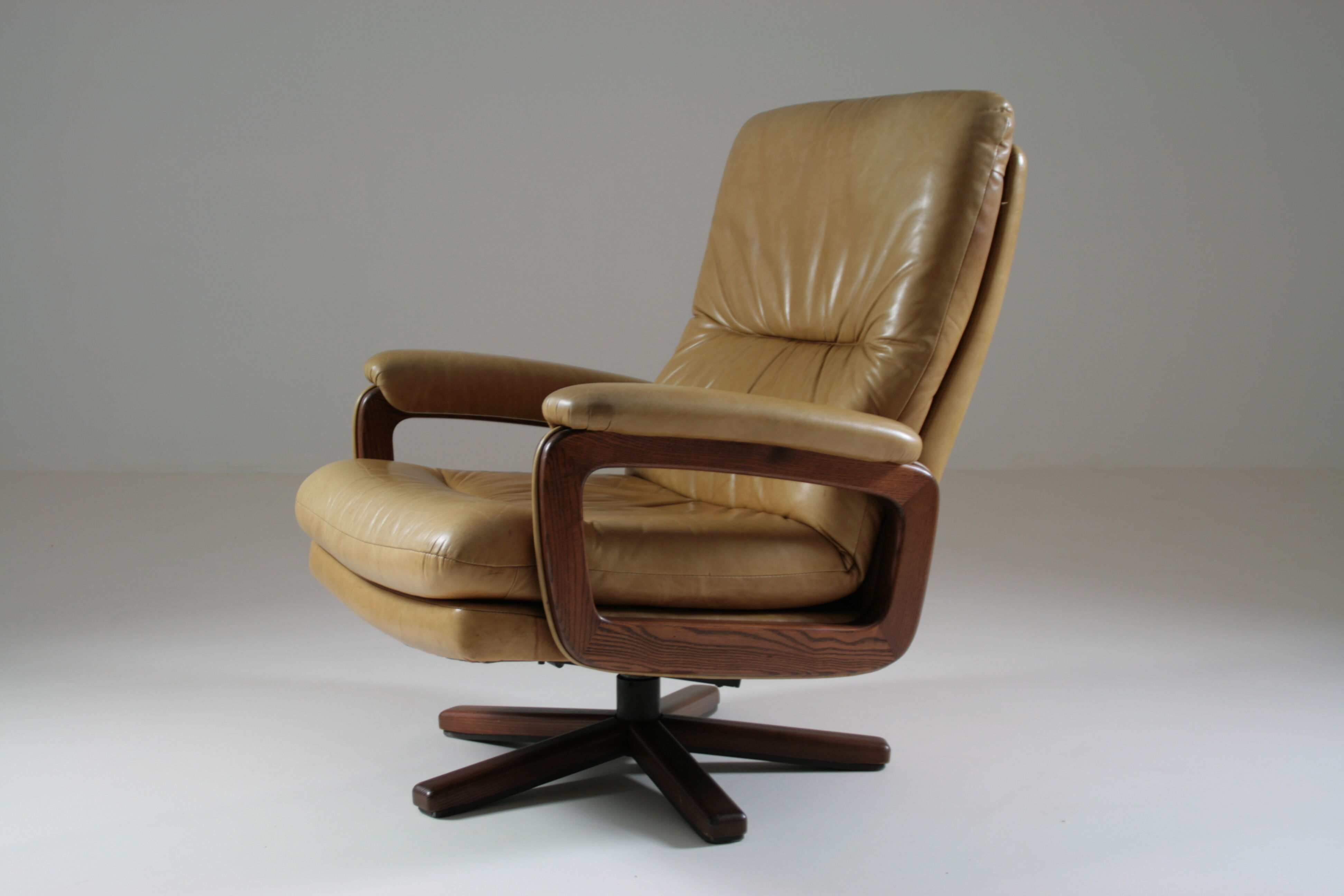 Leather lounge chair by André Vandenbeuck