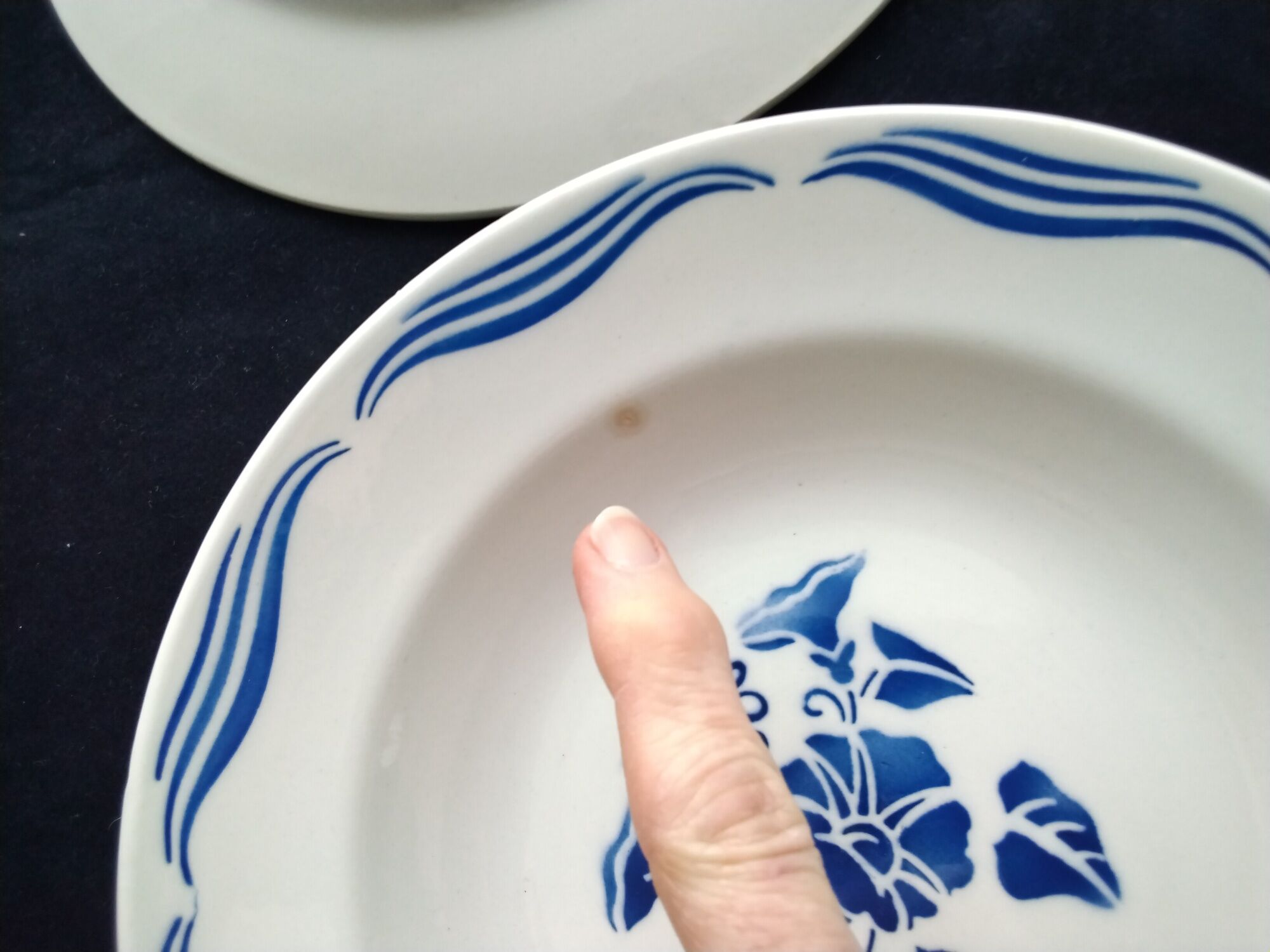 Set of 6 mismatched hollow plates in opaque porcelain from Badonviller