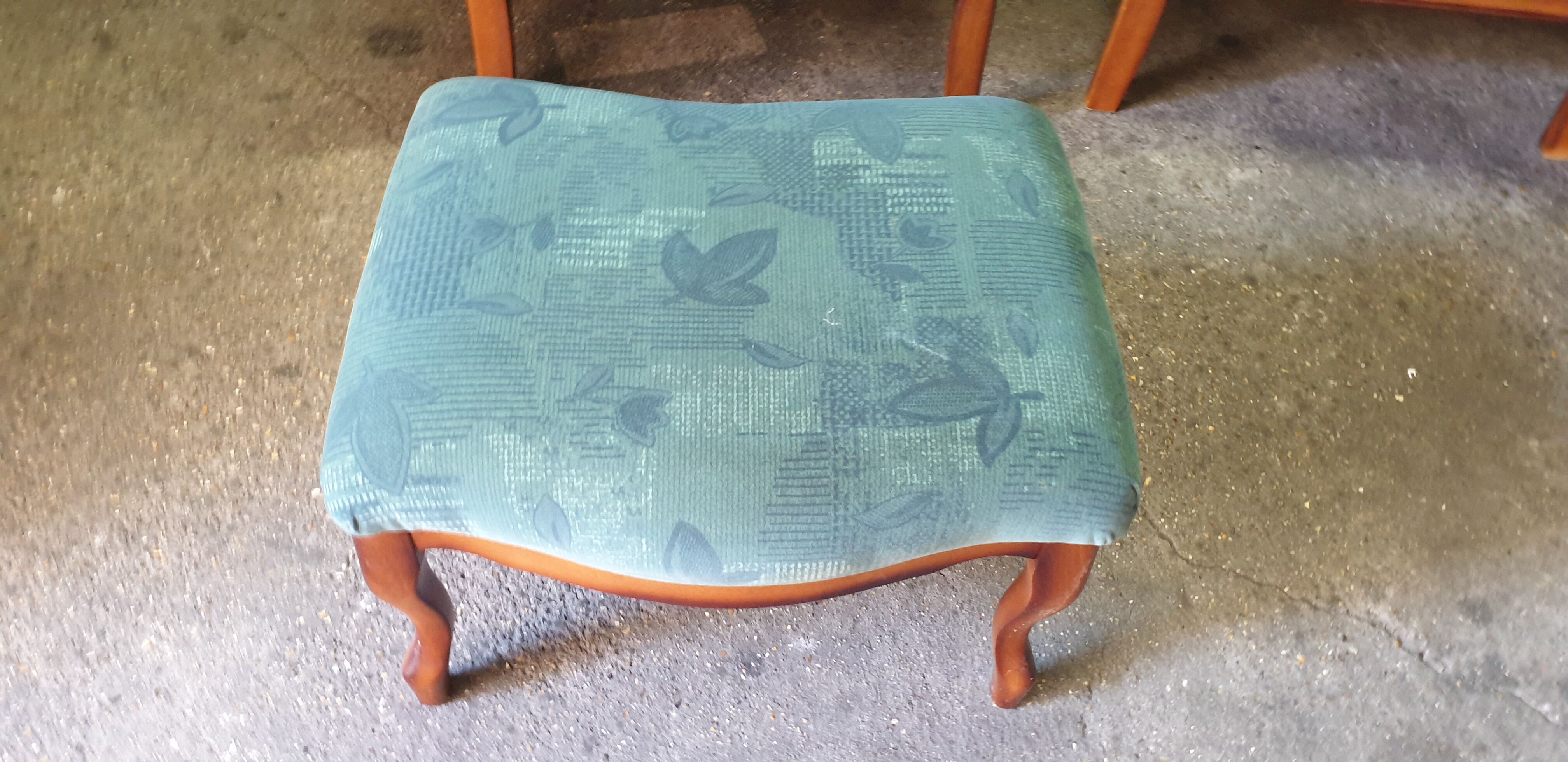 Club armchairs plus footrest