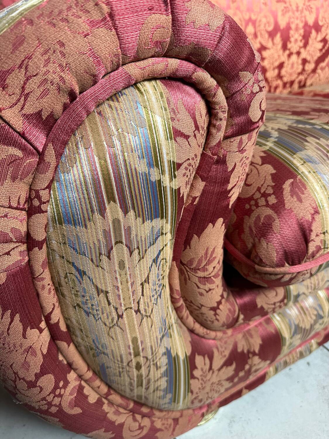 Divano due posti in tessuto broccato anni ’50 vintage