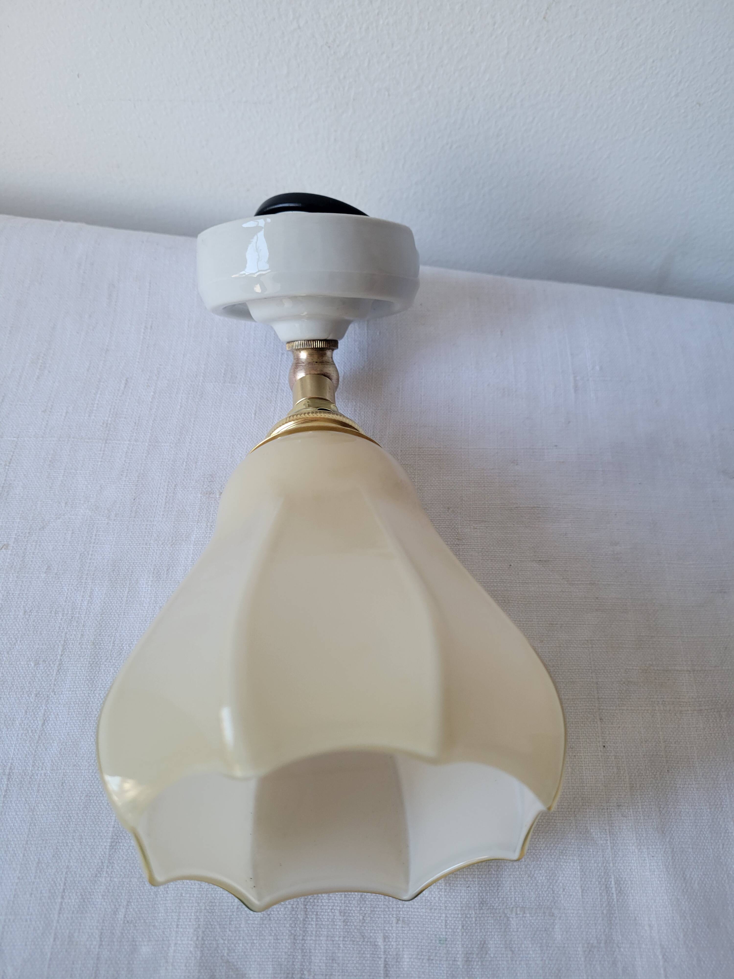 Art Deco wall lamp in porcelain and opaline