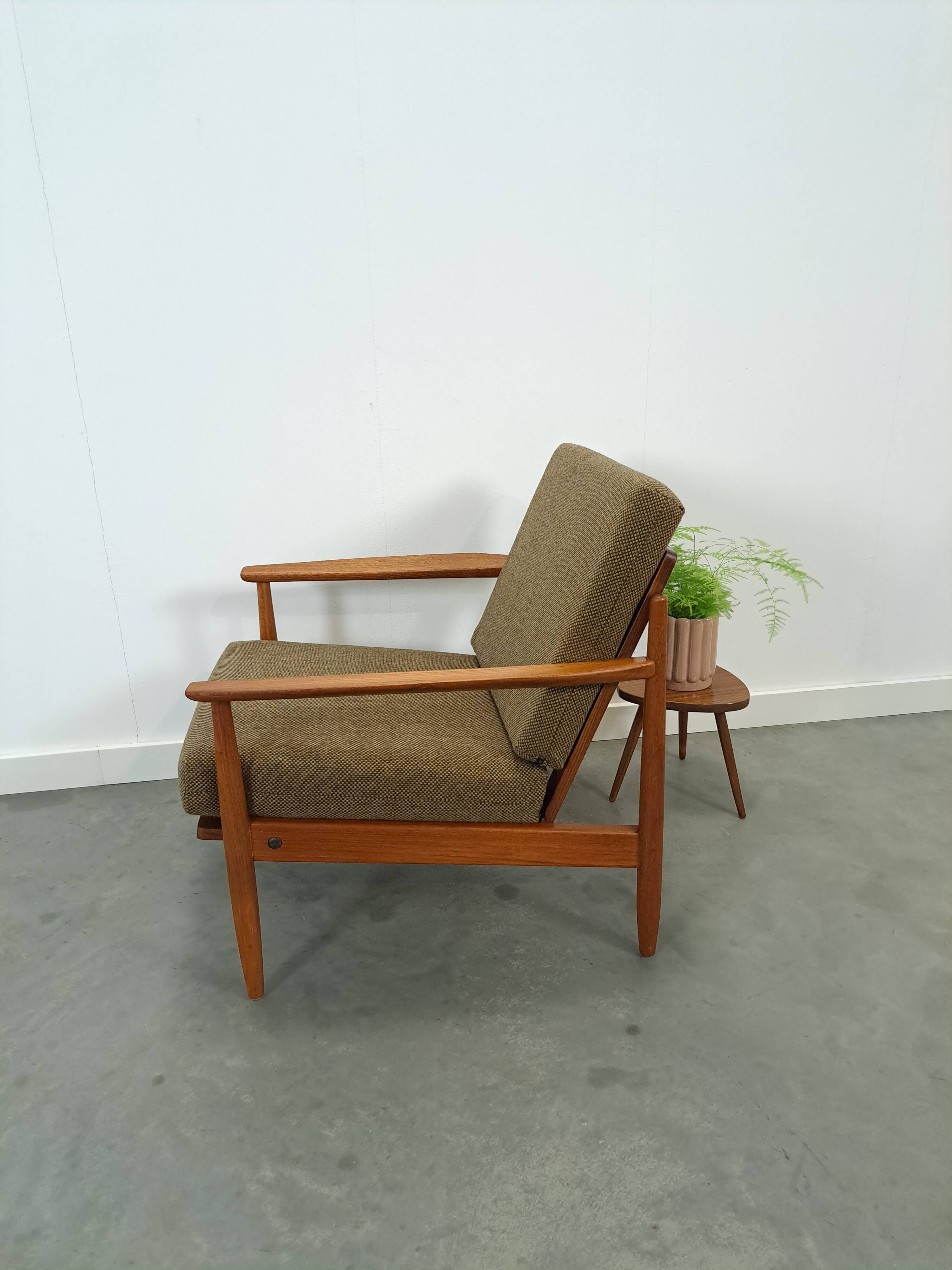 Teak Scandinavische fauteuil met bruin stoffen kussens, stoel 2