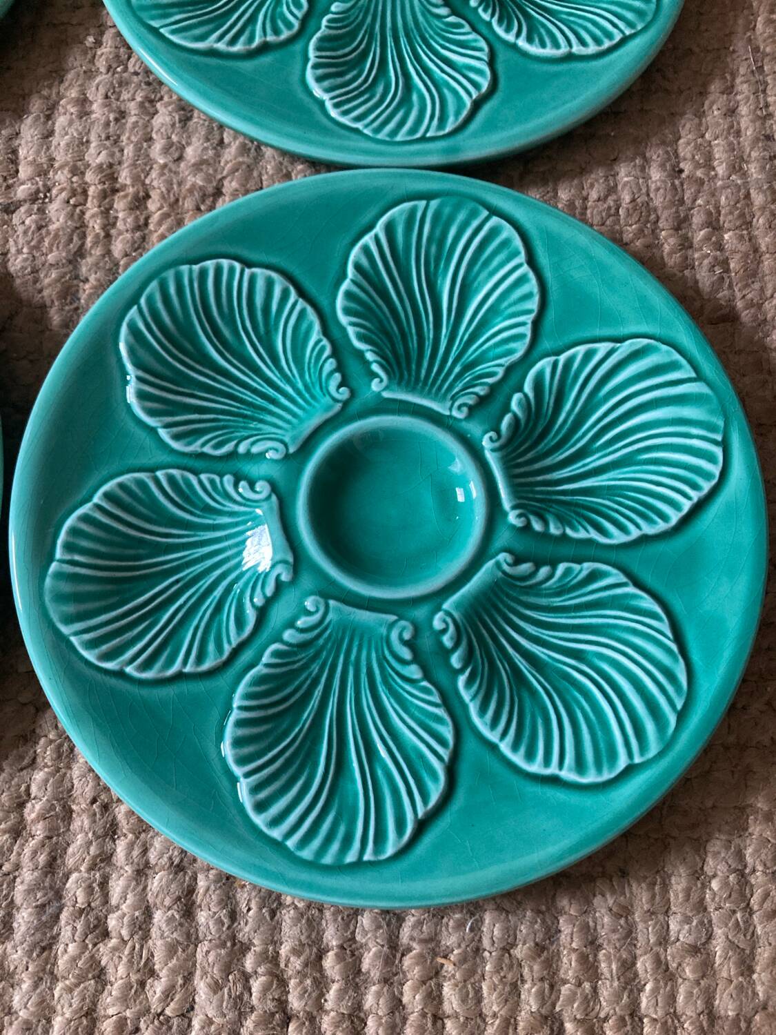 Barbotine plates for shellfish